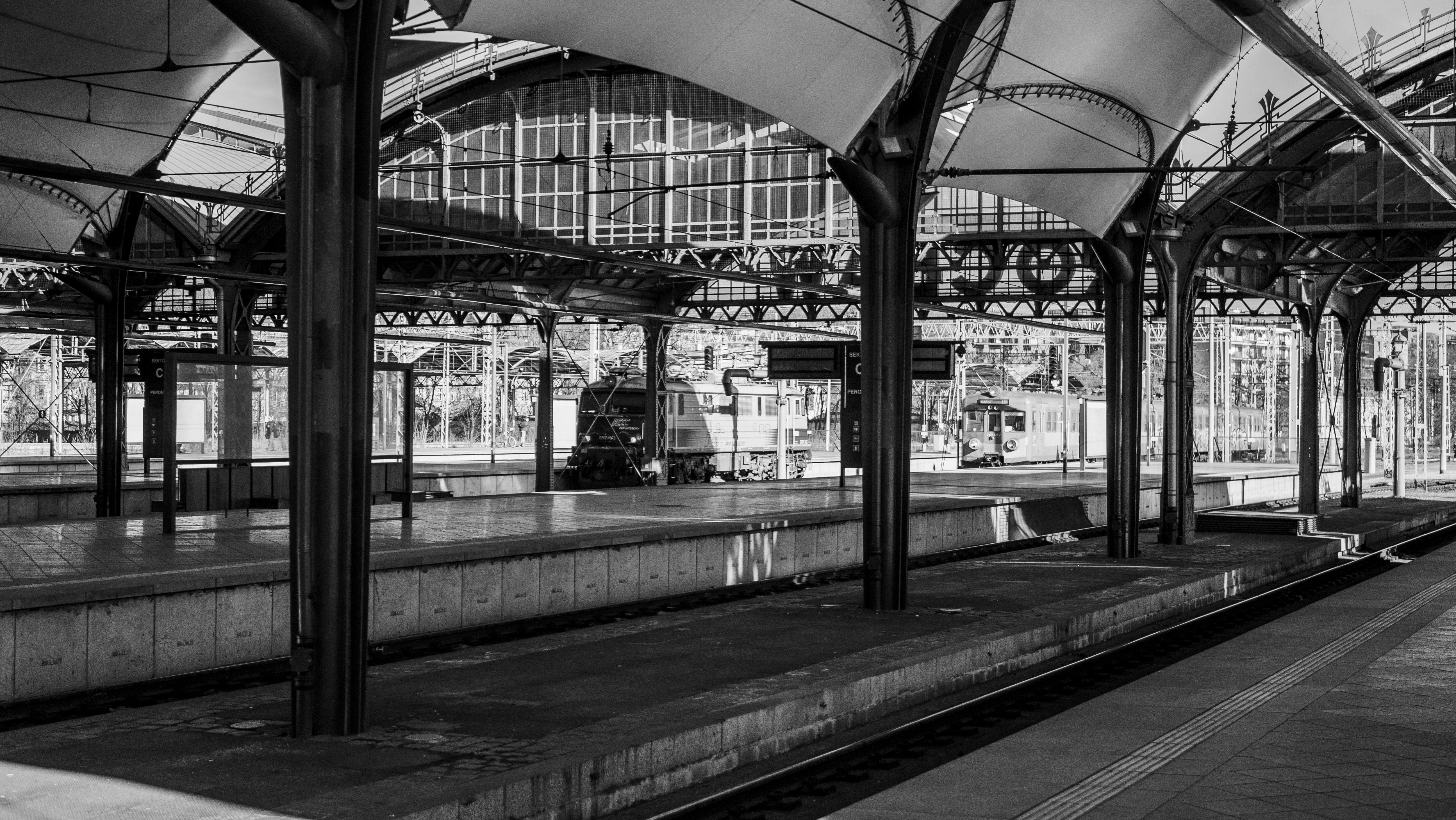 5184x2920 Historic Train Station in Black and White · Free