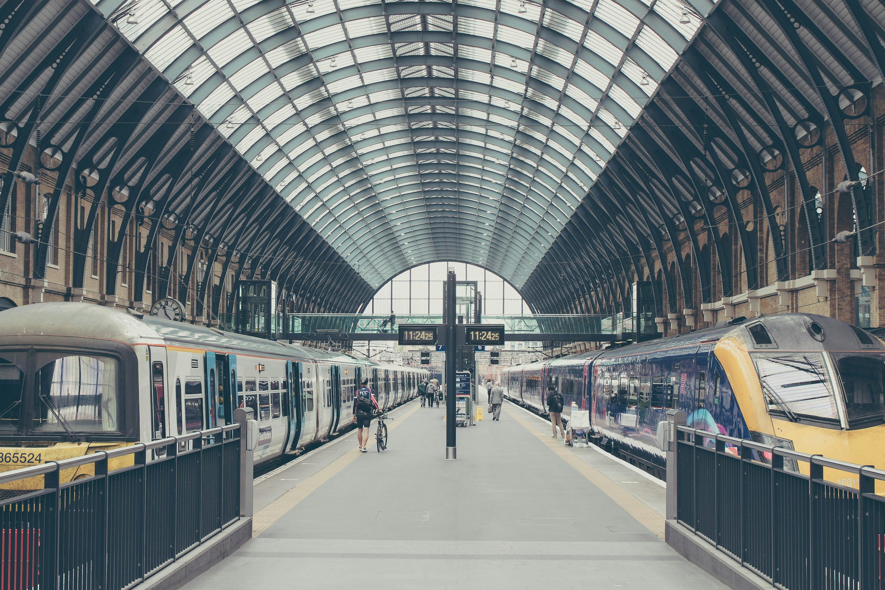 3000x2000 Railway Station Picture. Download Free Image