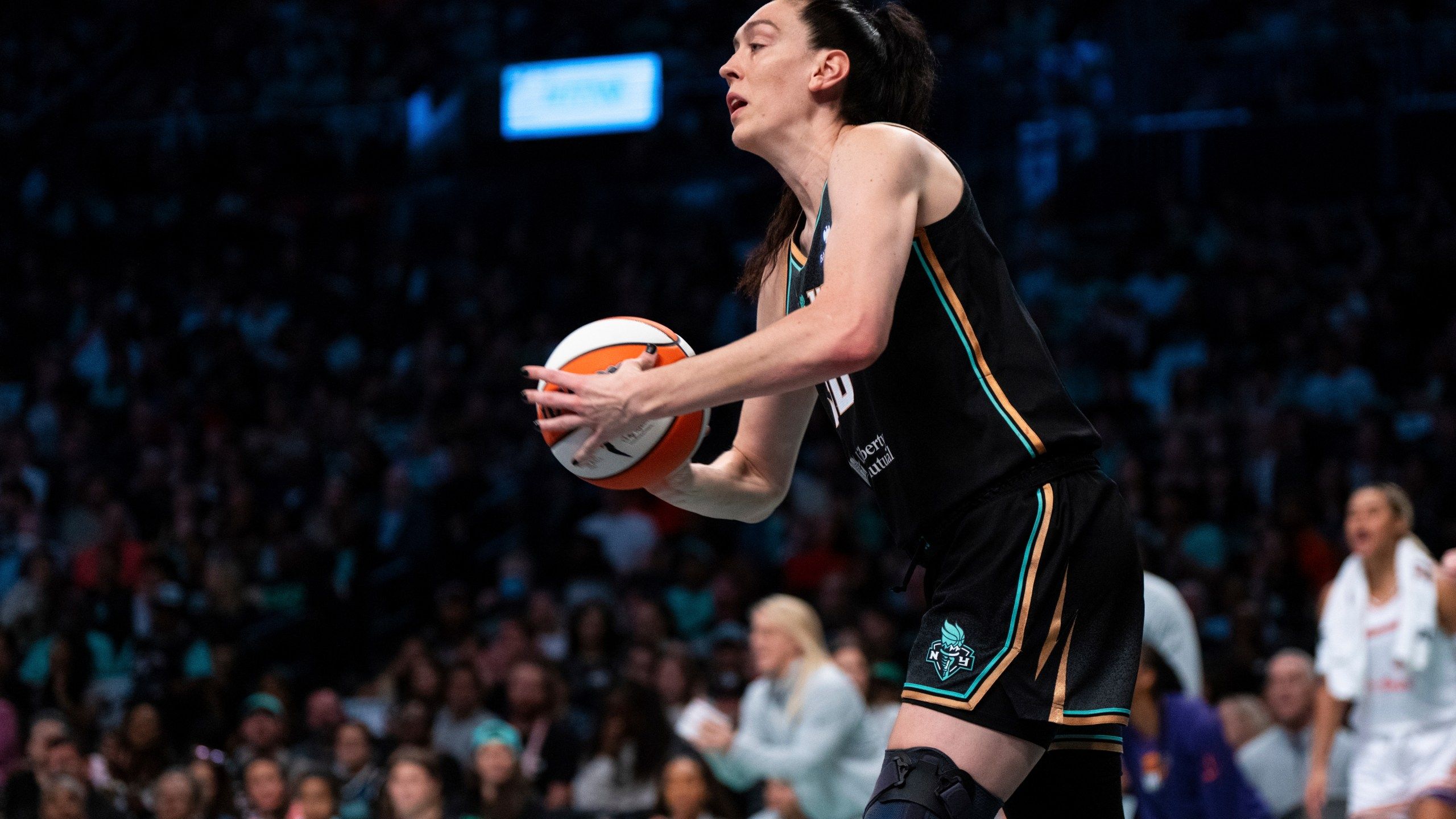 2560x1440 Liberty's Breanna Stewart struggles in Game 2 loss with knee injury