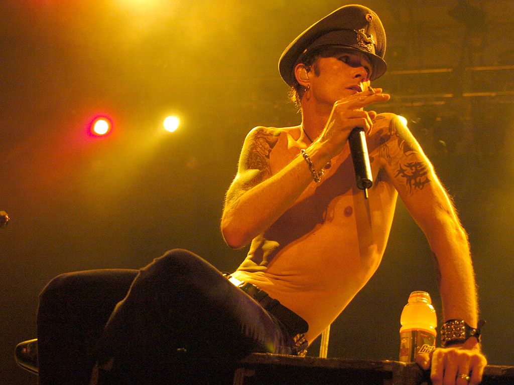 1024x768 David Bowie reached out to Scott Weiland shortly before his death, according to autobiography