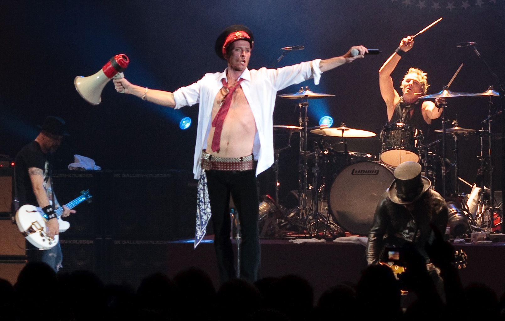 1609x1025 Scott Weiland, of Past Voodoo Headliners Stone Temple Pilots and Velvet Revolver, Dies
