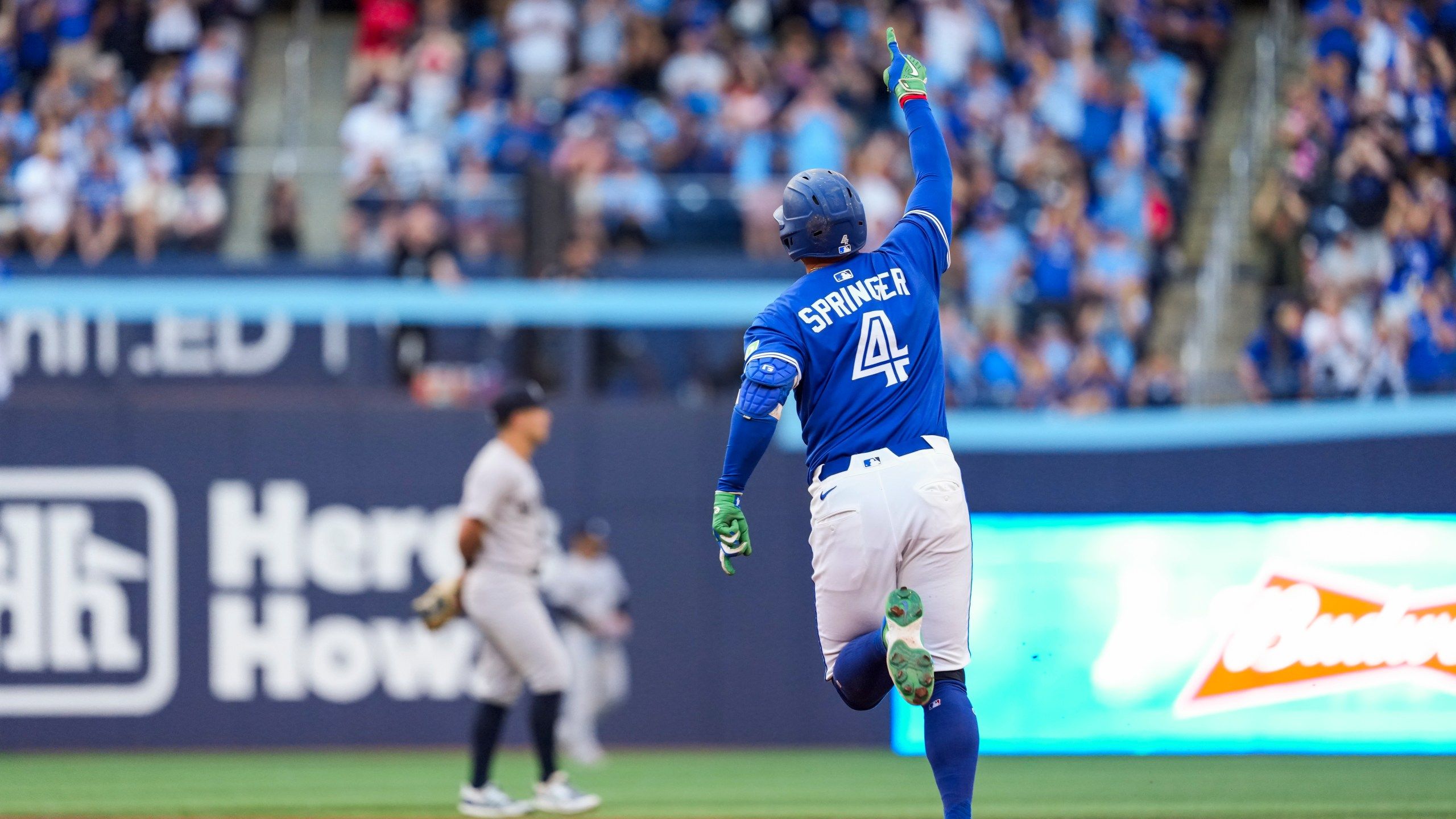 2560x1440 George Springer homers twice, Blue Jays sweep Yankees to take AL East lead