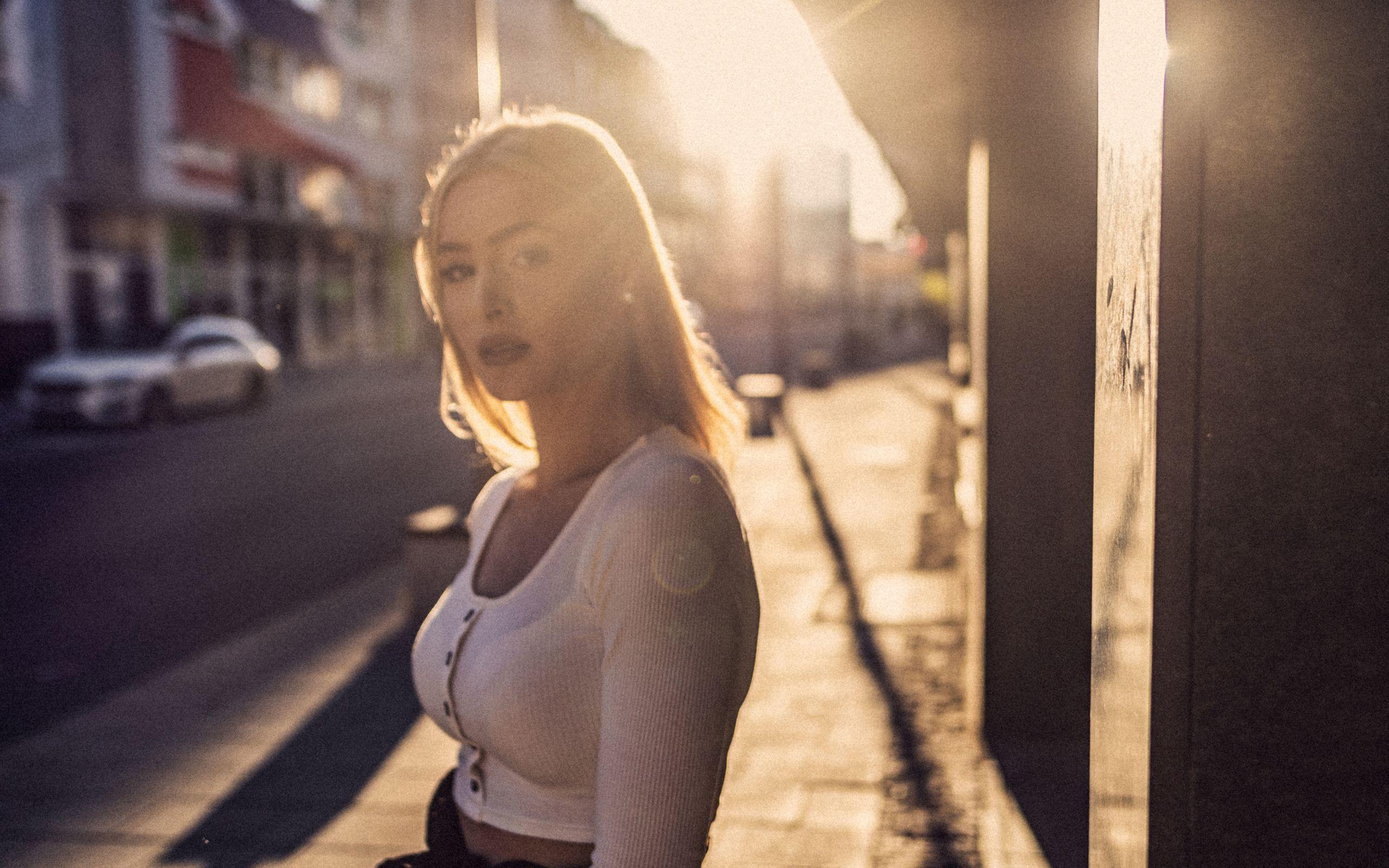 2560x1600 Street Style Girl Sunrays 4k 2560x1600 Resolution HD 4k