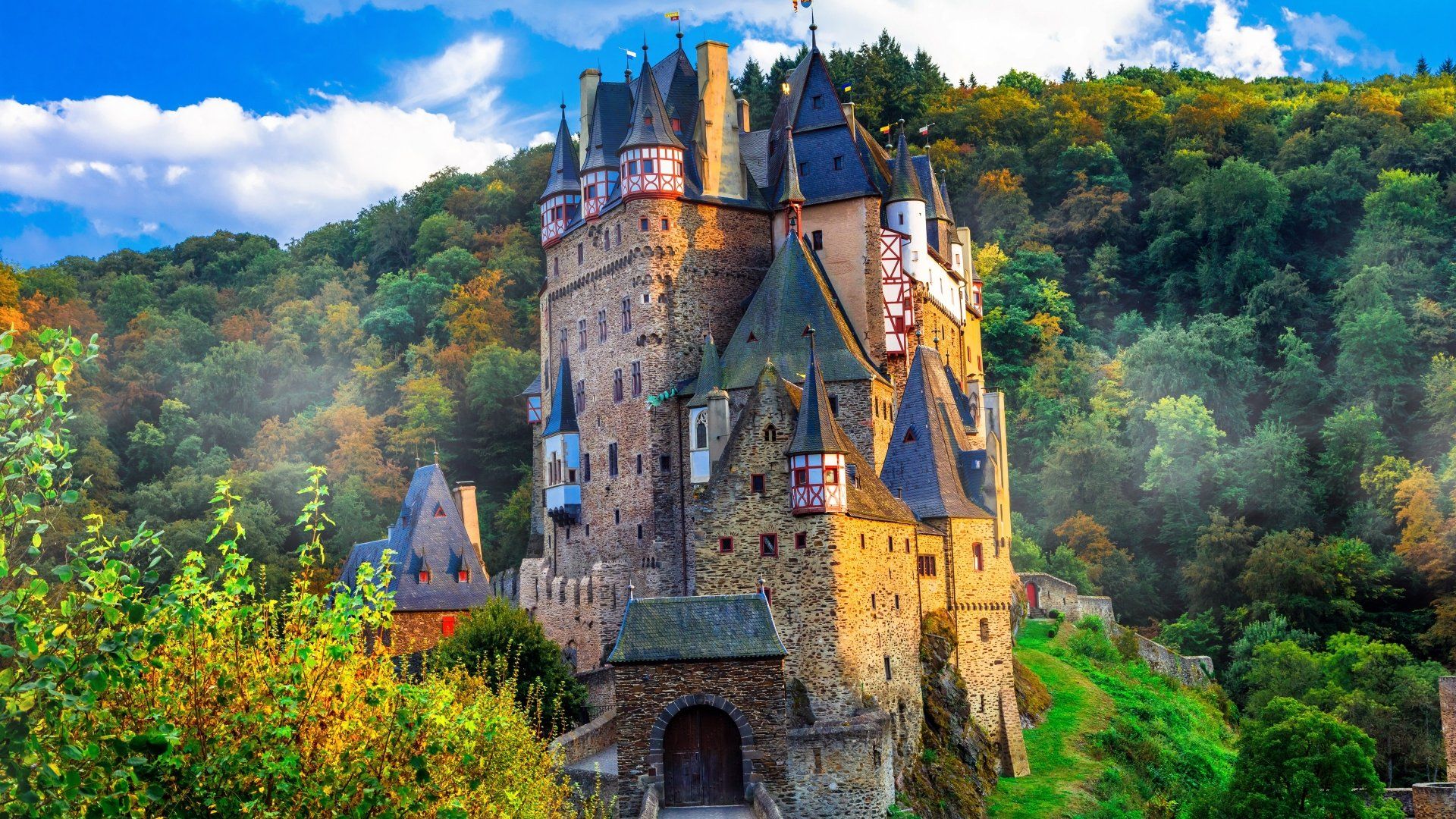 1920x1080 Eltz Castle in Autumn Splendor