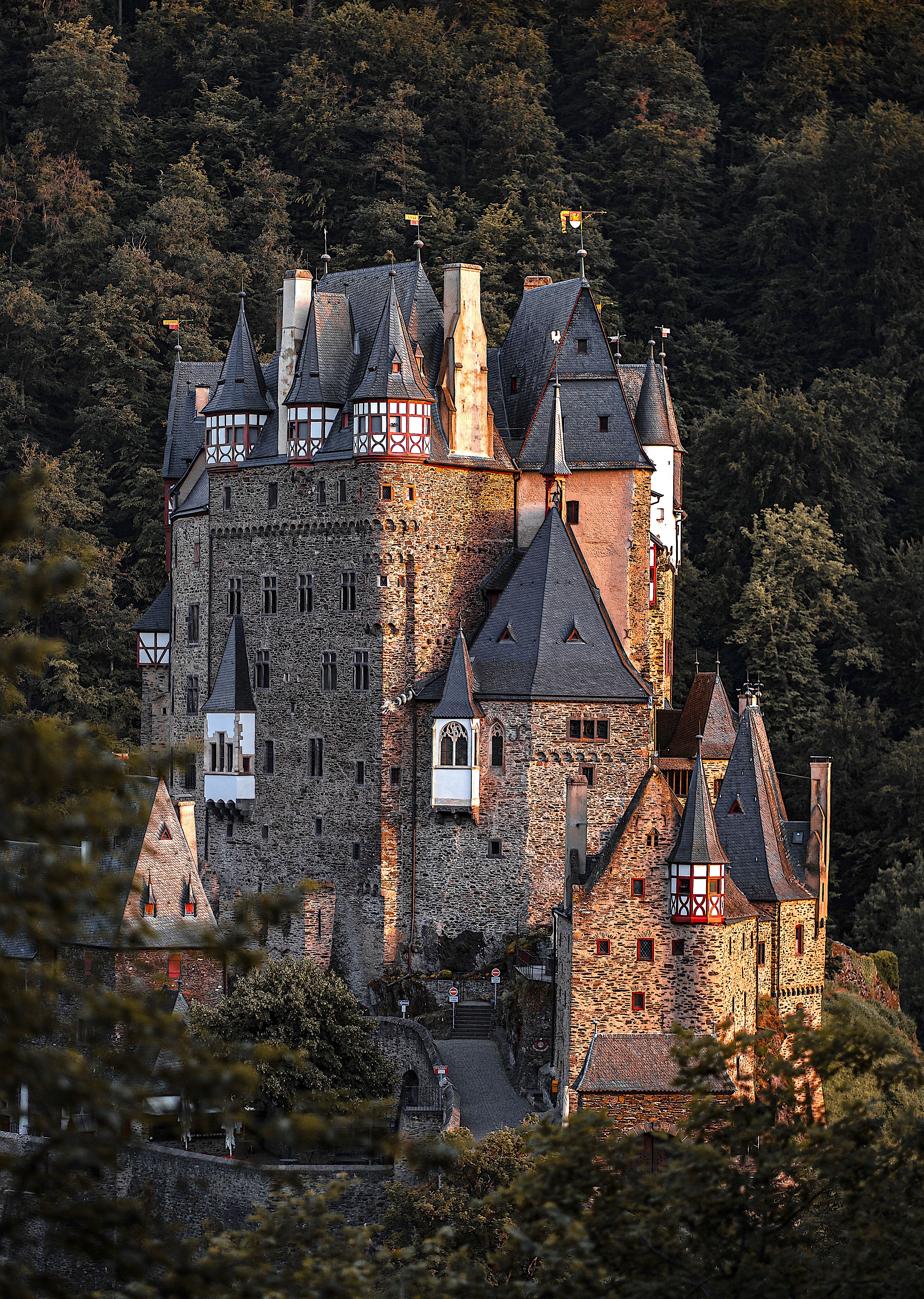 3183x4474 Eltz Castle