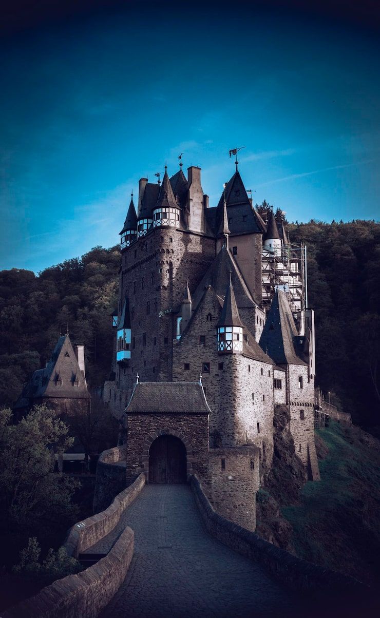 740x1204 Eltz castle Image