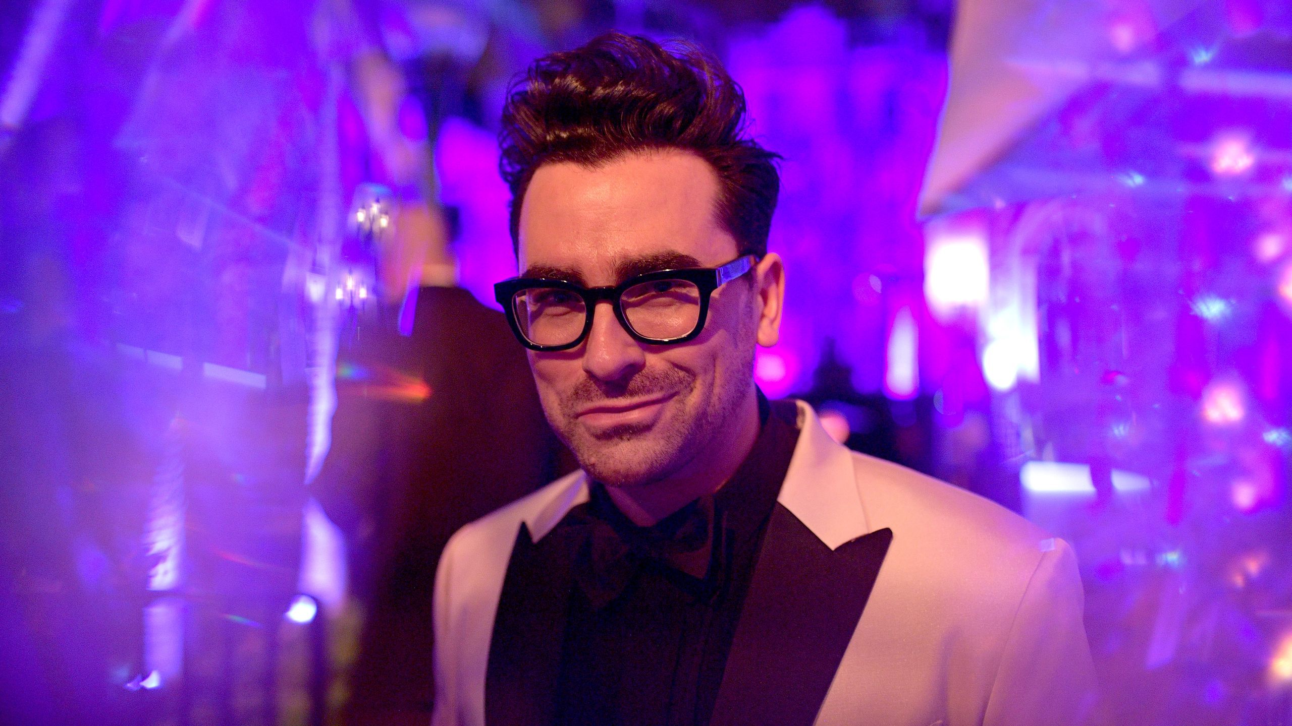 2560x1440 Dan Levy Is Publishing A Schitt's Creek Book