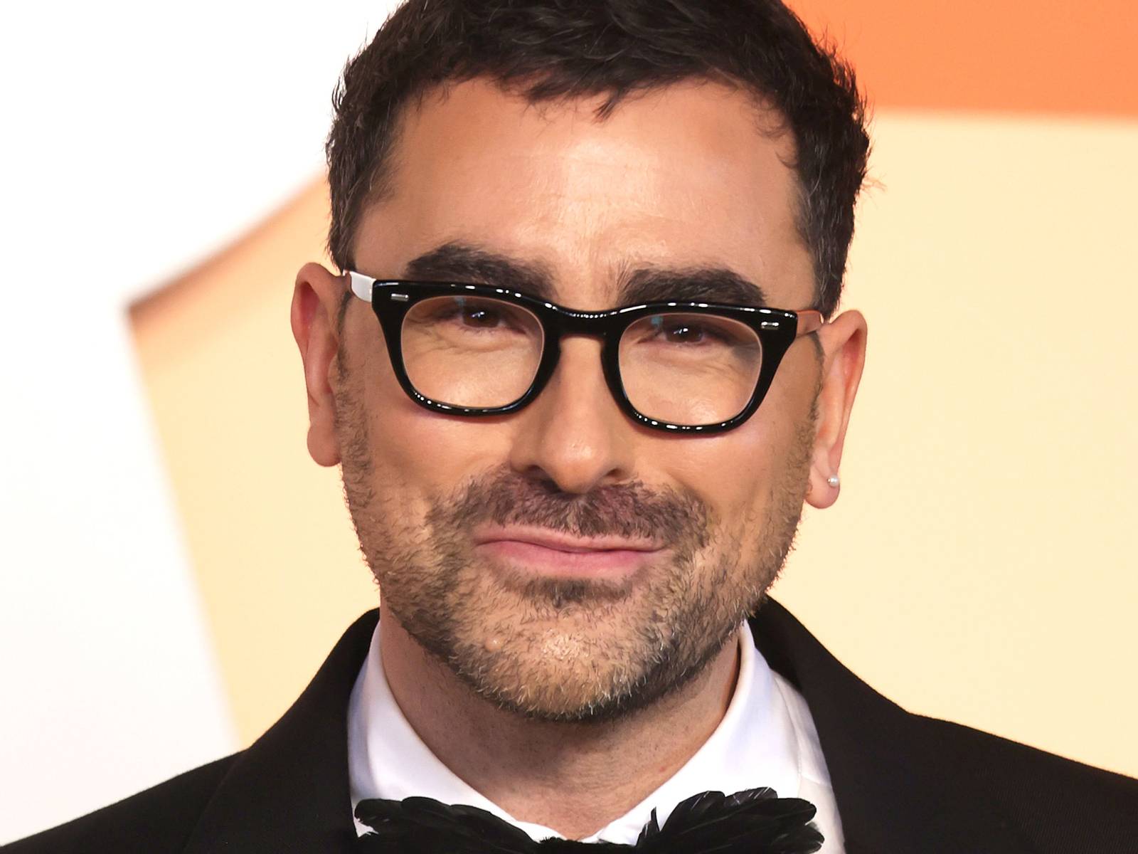 1600x1200 Dan Levy's 'Schitt's Creek' Follow Up Crime Series Gets Must Watch Netflix Trailer