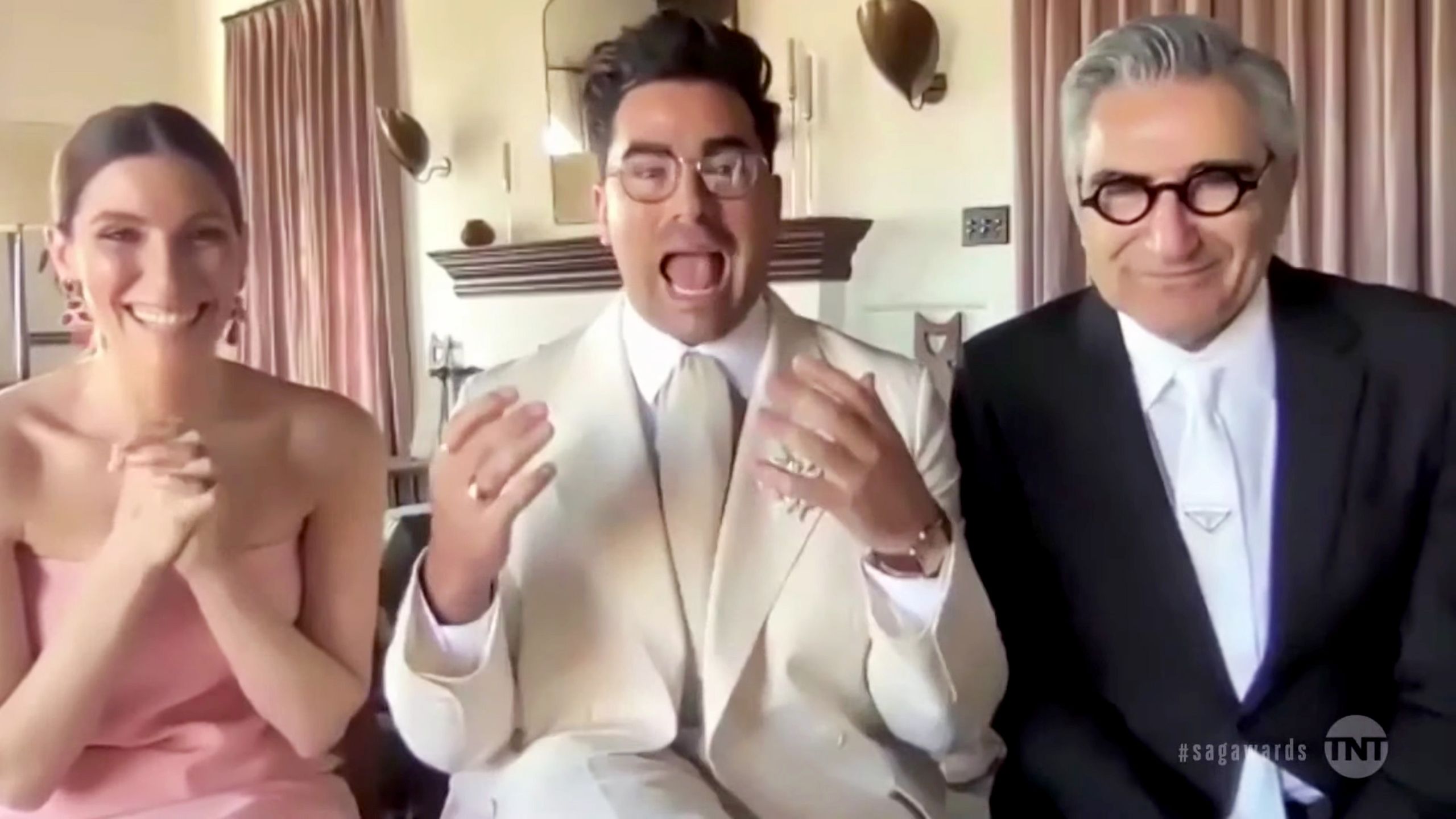 2560x1440 Dan Levy Says He Had to Move Back In With His Parents During the Pandemic