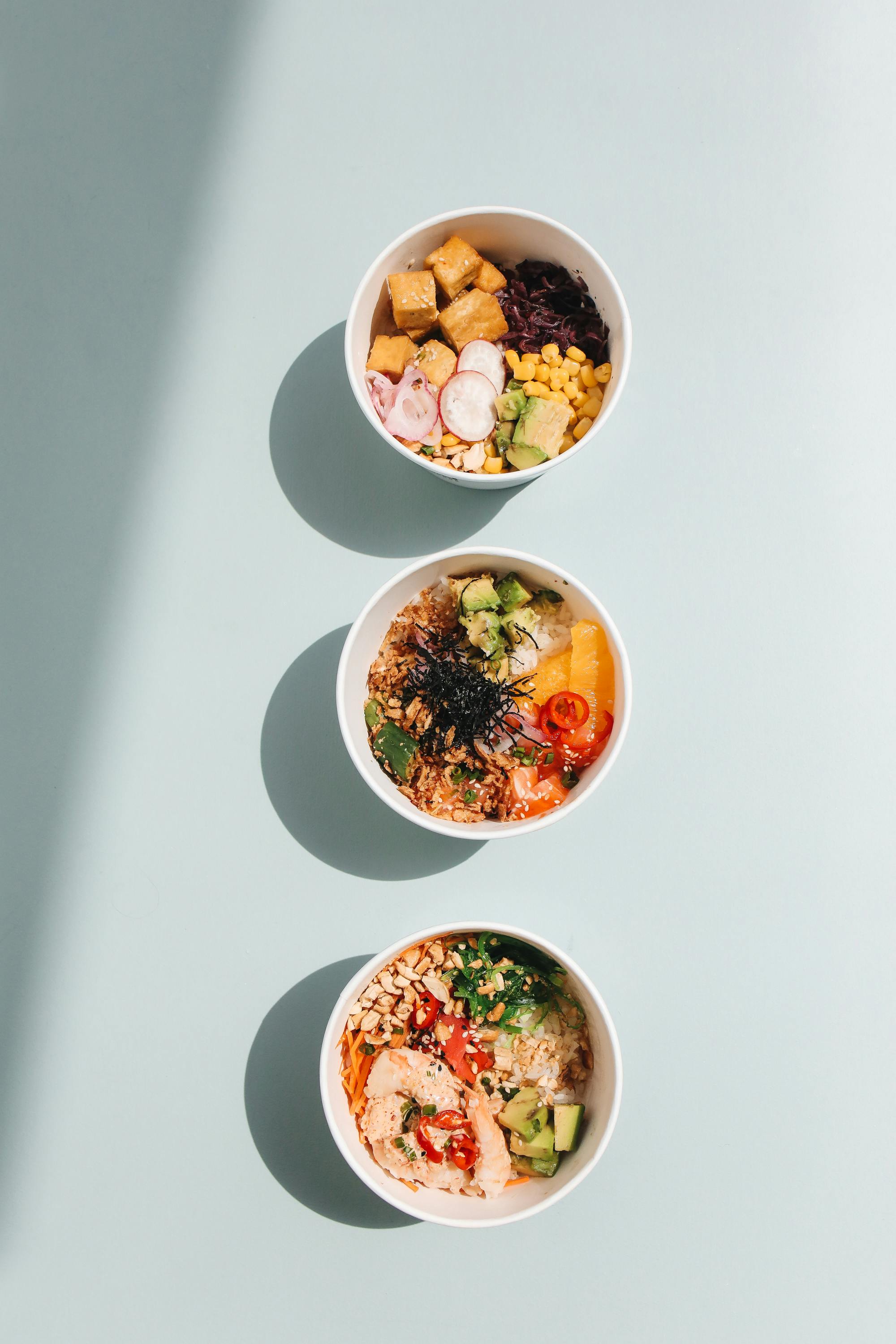 2000x3000 Hawaiian Dish in White Paper Bowls · Free