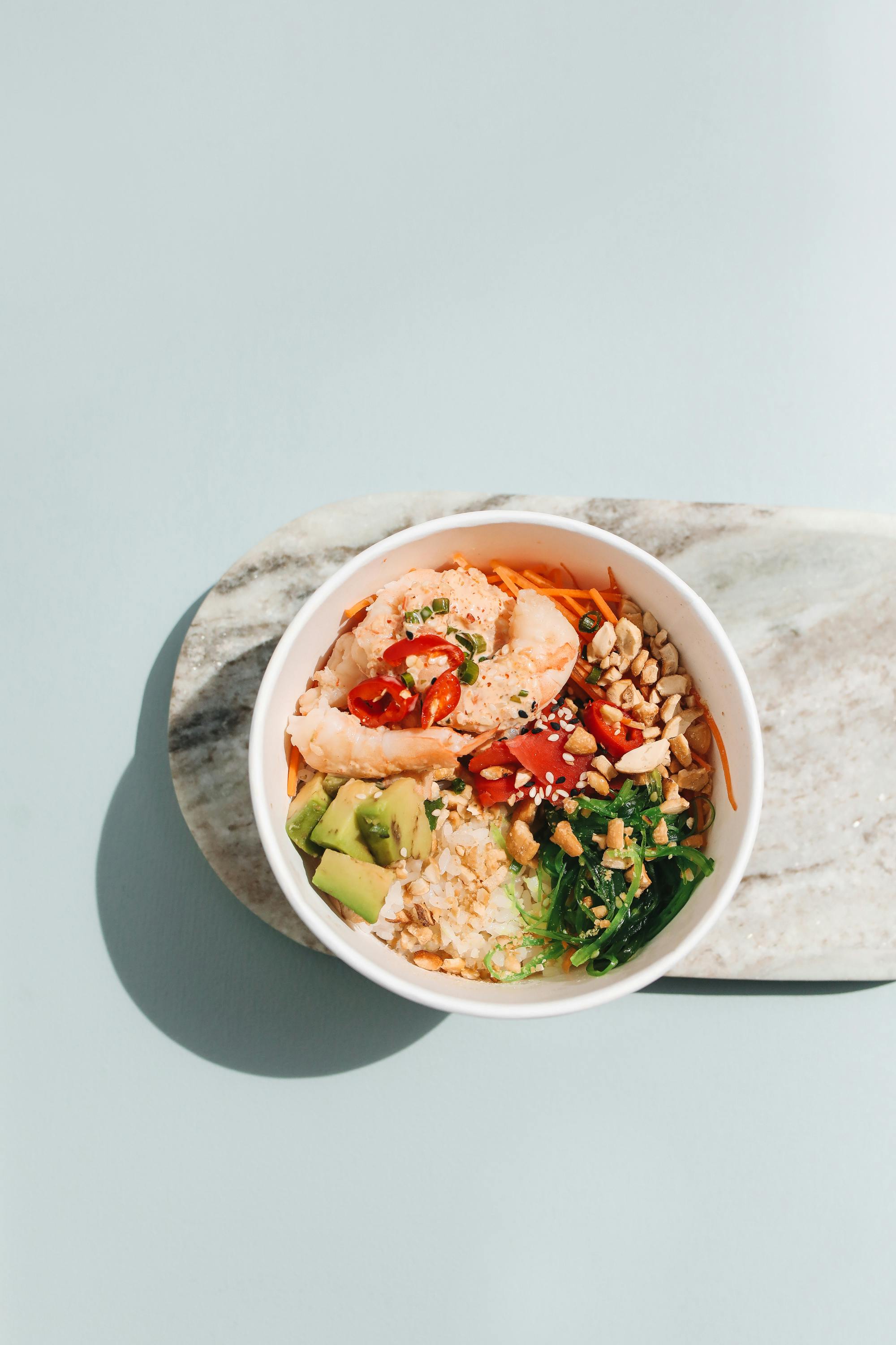 2000x3000 Hawaiian Dish in White Paper Bowls · Free