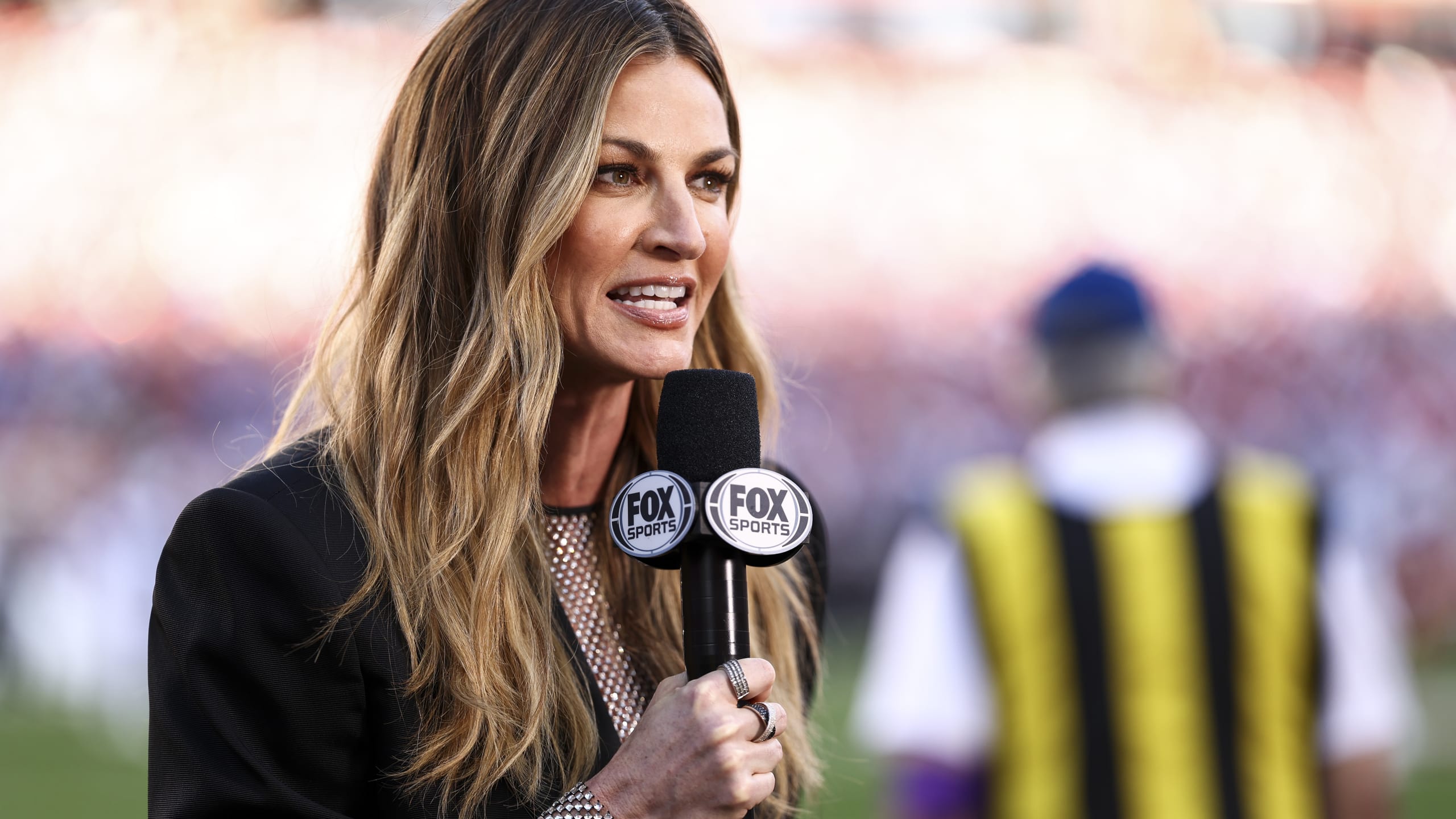 2560x1440 NFL Sideline Reporter Erin Andrews Taking Up A New Sport's Journal