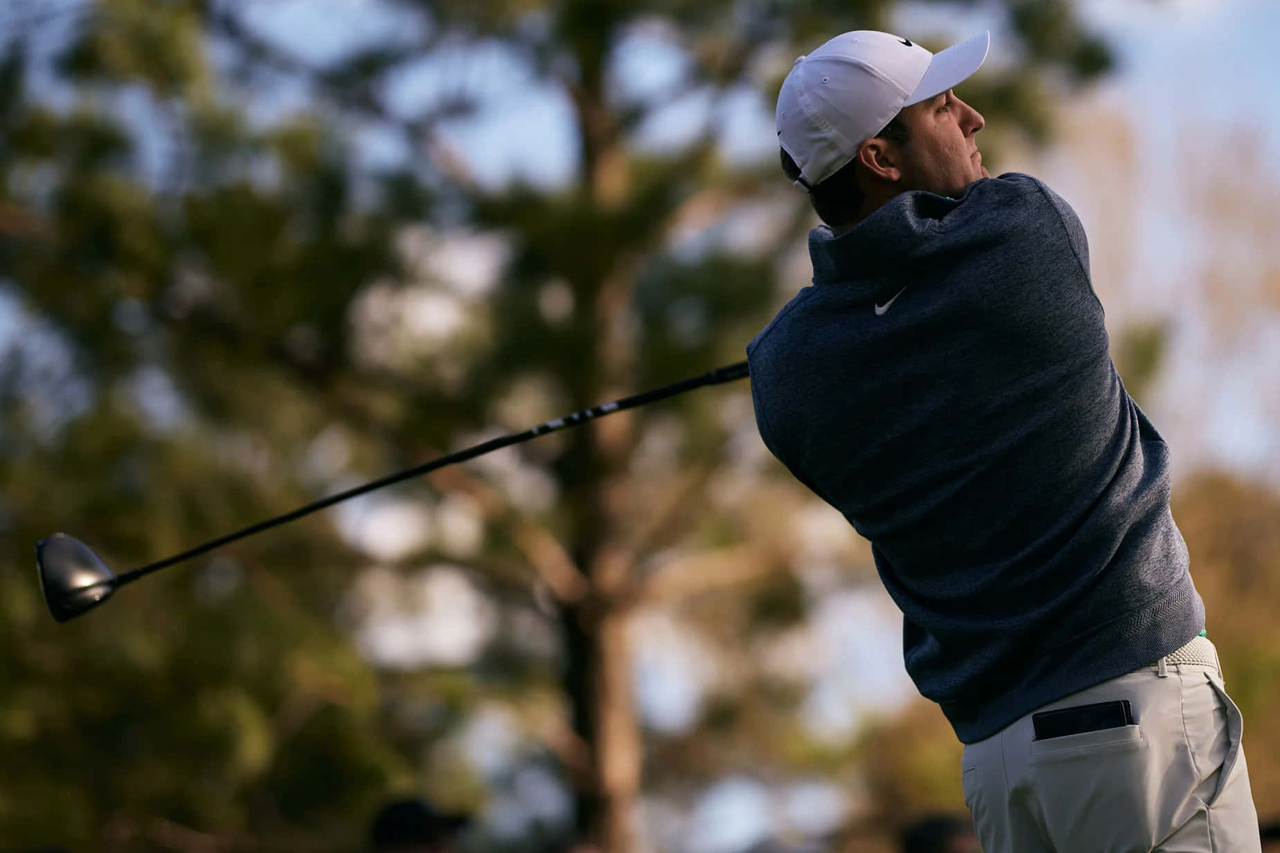 1850x1233 Download Pro Golfer Scottie Scheffler Swings During A Tournament. Wallpaper