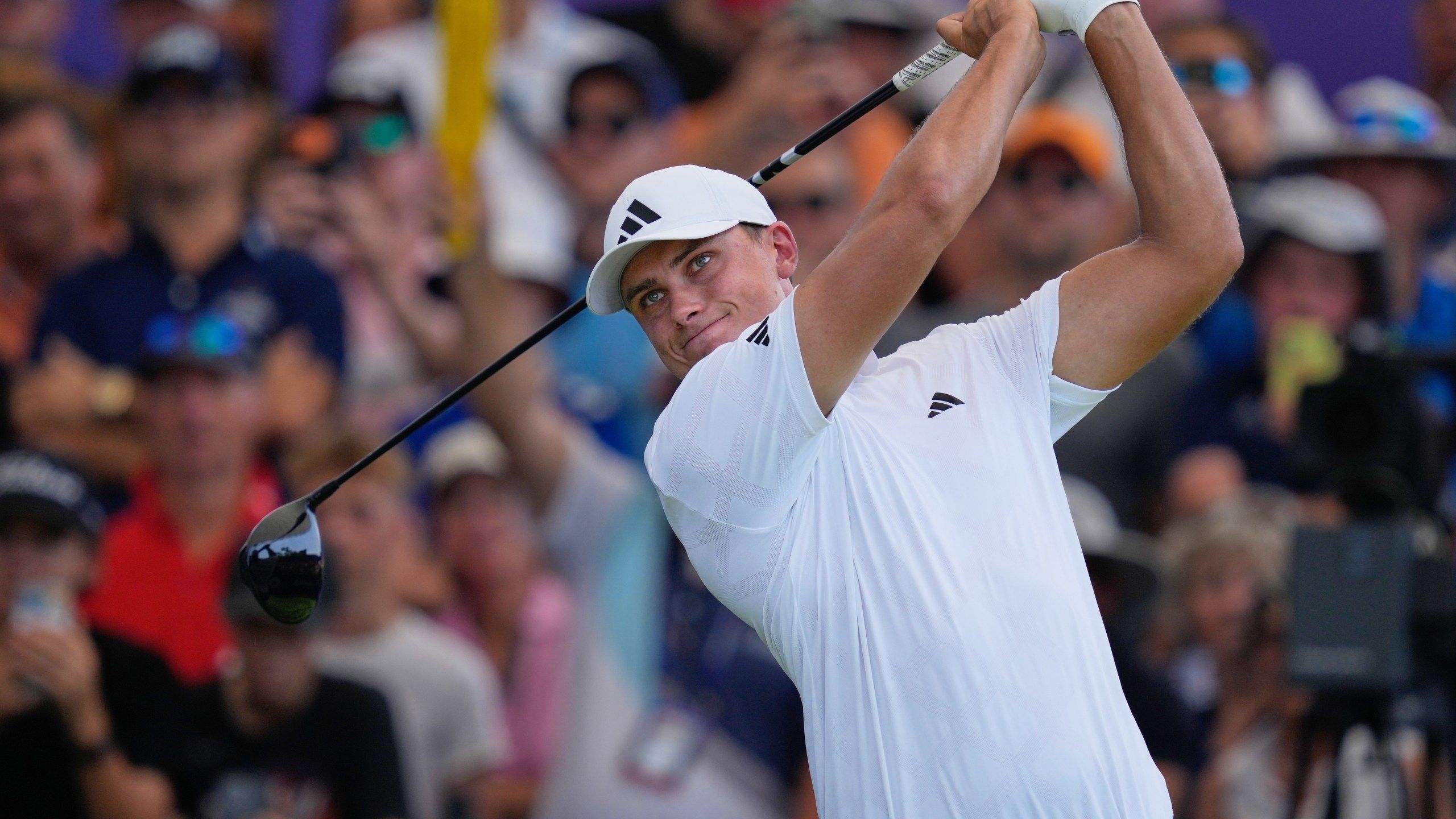 2560x1440 Scottie Scheffler makes his 2026 debut amid palm trees and desert at The American Express