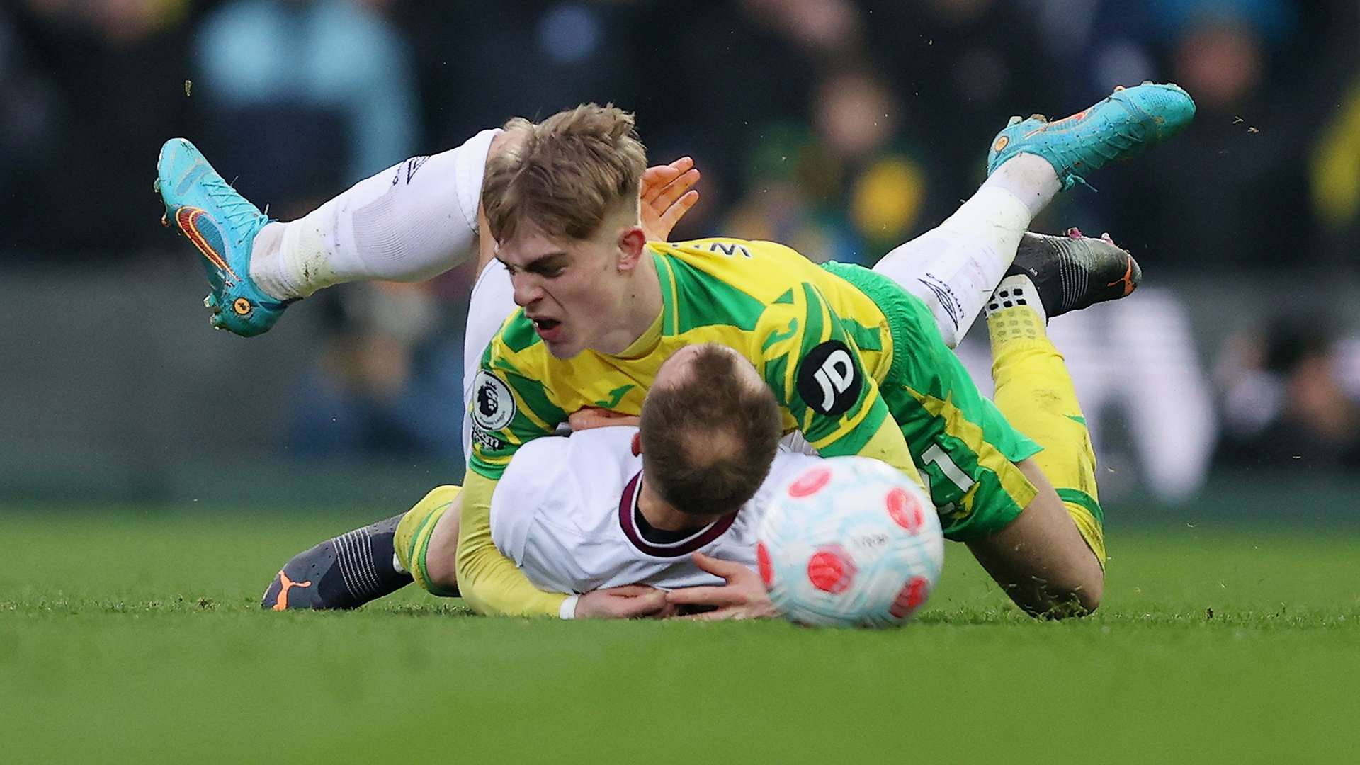 1920x1080 Williams caught on TV camera about to angrily clash with Eriksen before hugging him after realising who Brentford star was