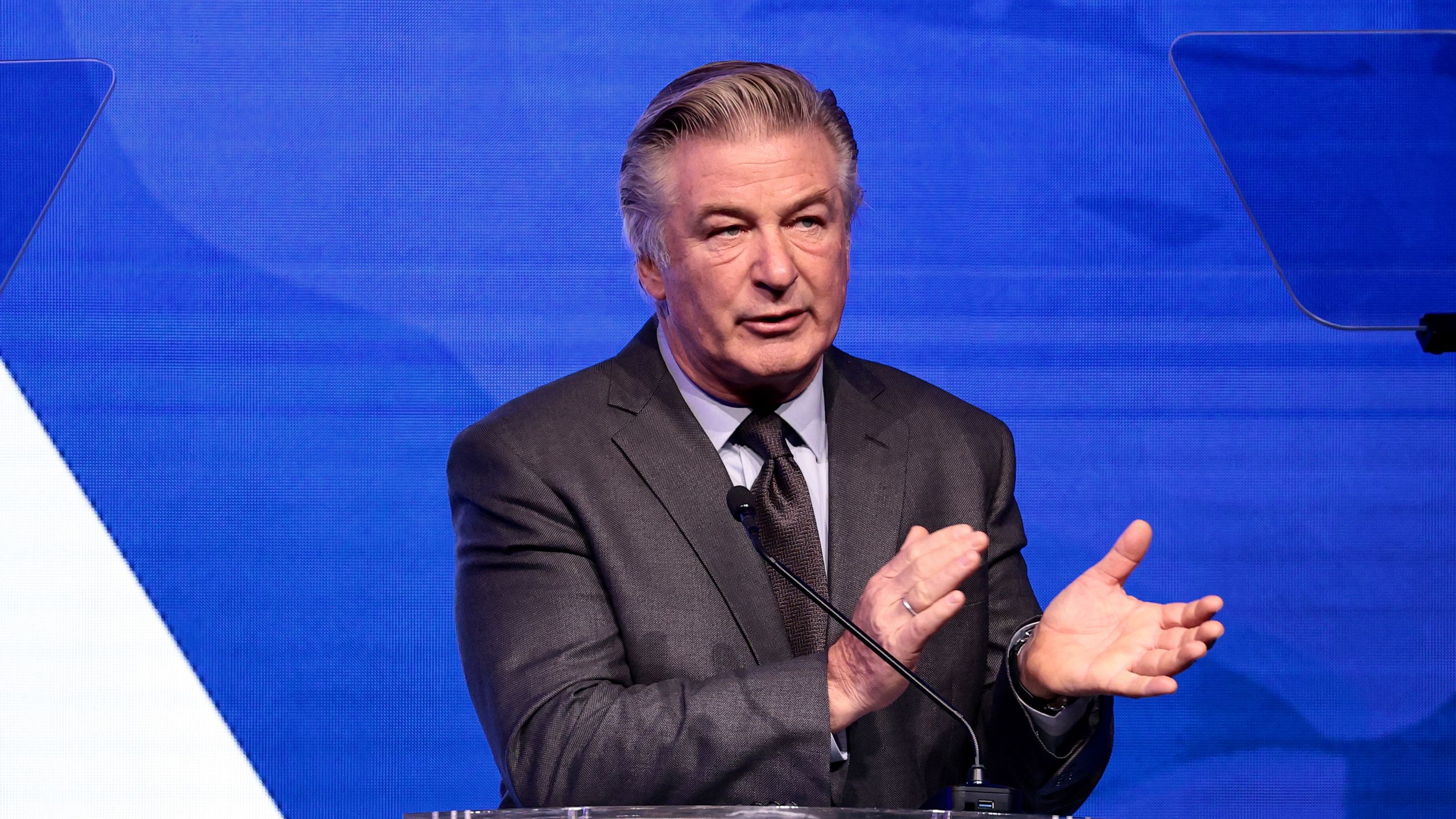2560x1440 Alec Baldwin Stars in New Ad for His $19 Million Hamptons Listing