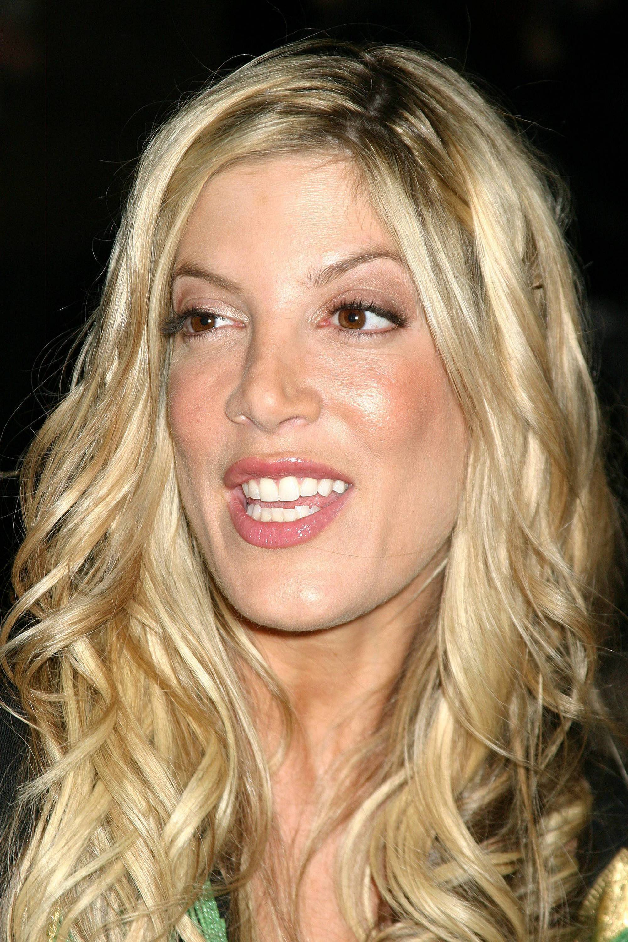 2000x3000 Tori Spelling Wallpaper