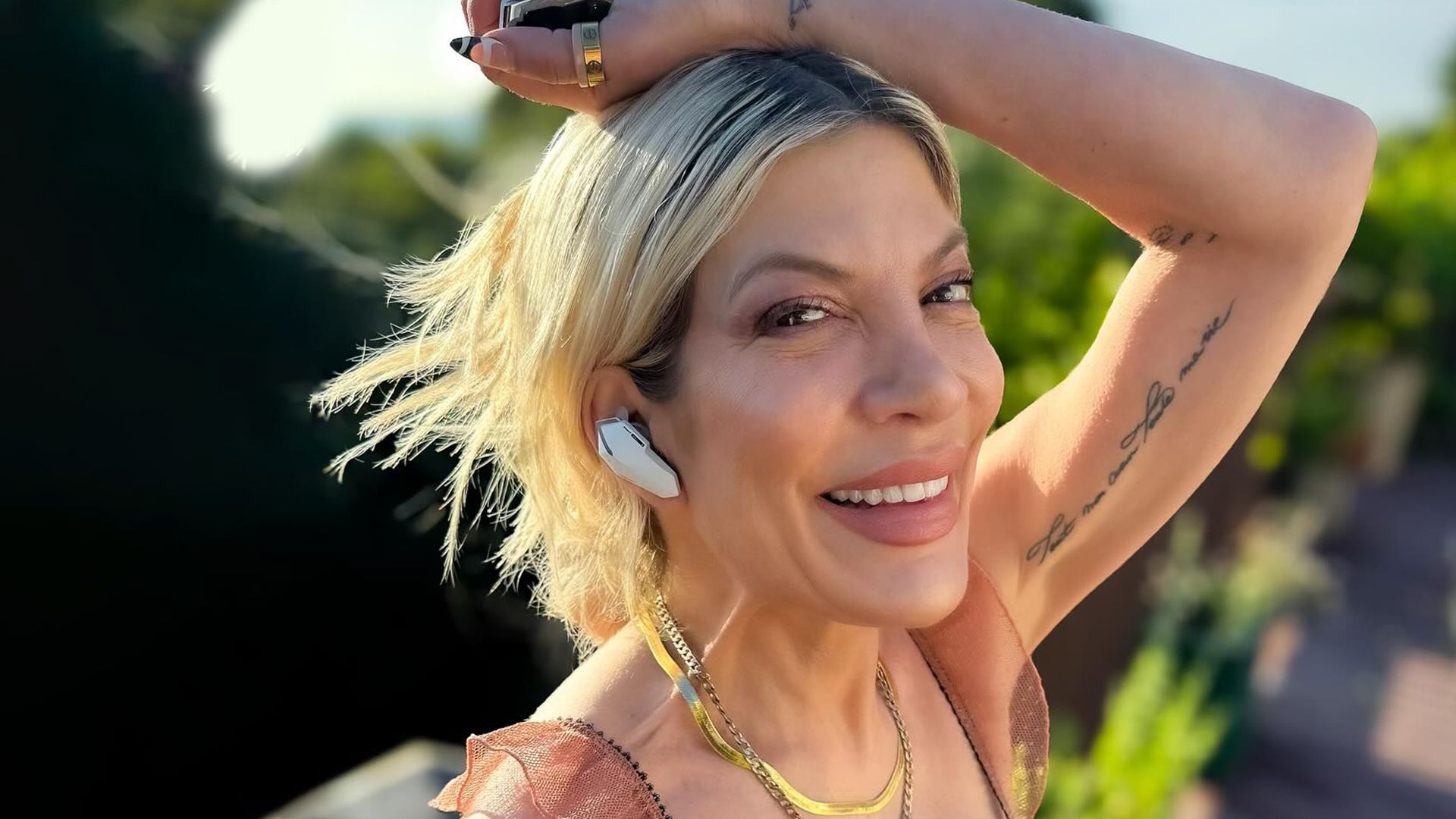 1920x1080 Tori Spelling, critics rage 'grow up!' as 90210 alum gushes over her new stomach piercings as BFF left speechless