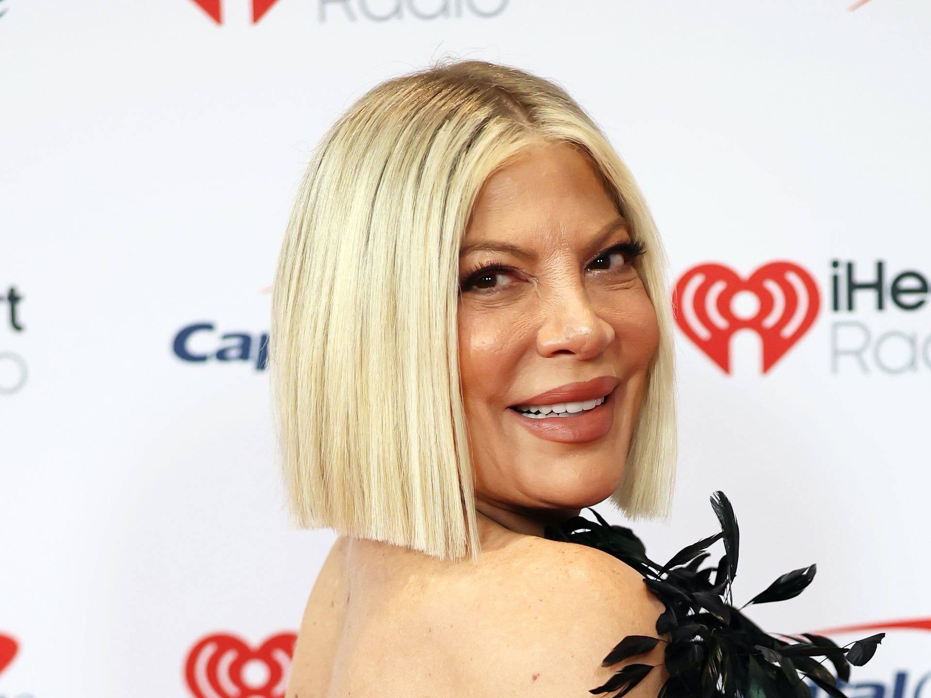 1920x1440 Tori Spelling soaks up the sun in knit bikini on Bahamas getaway. HELLO!