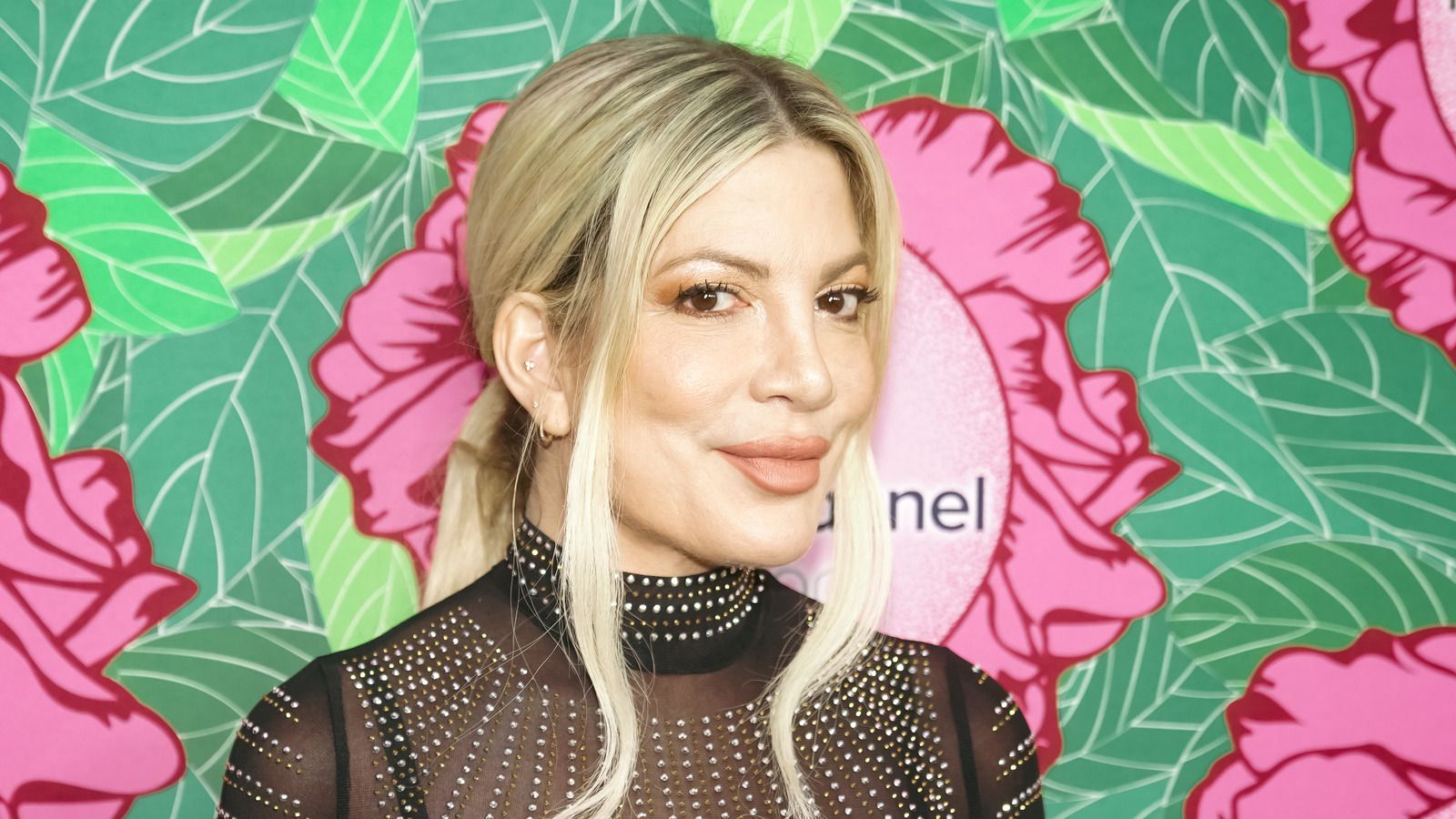 1600x900 What's Wrong With Tori Spelling? Actor's Cryptic Hospital Pic Sparks More Questions Than Answers