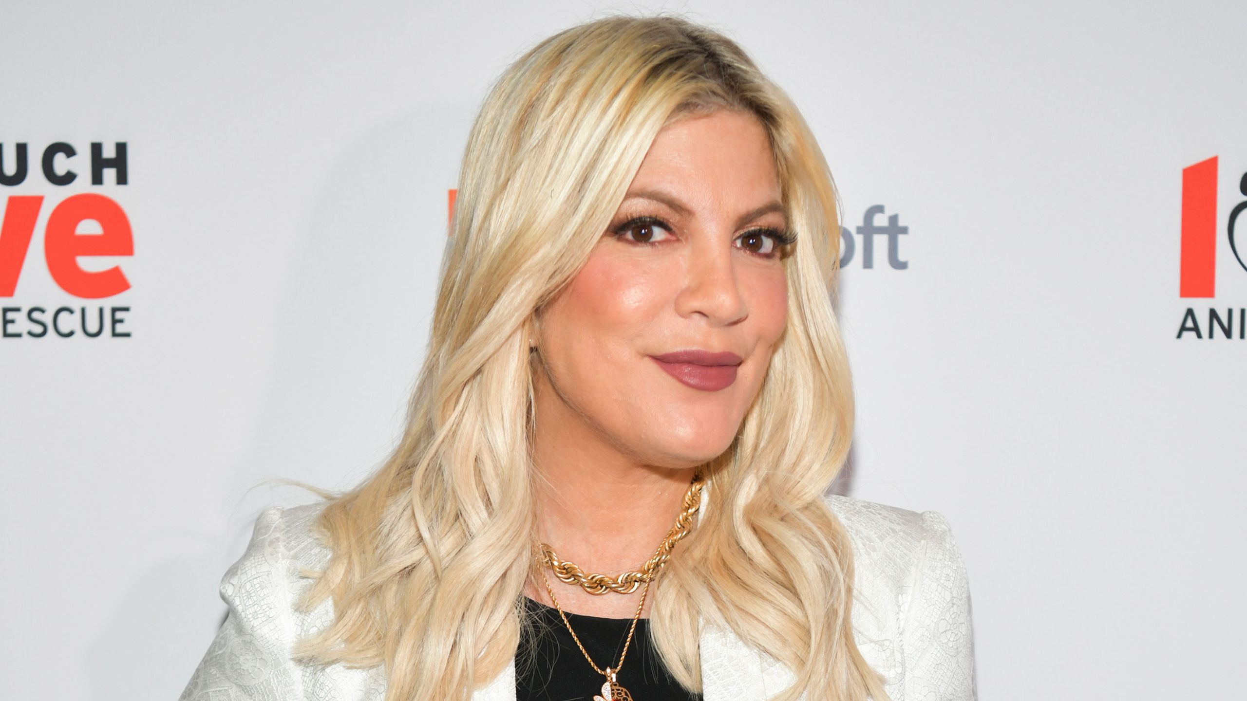2560x1440 Tori Spelling Mom Shamed For 8 Year Old Daughter's Pink Hair