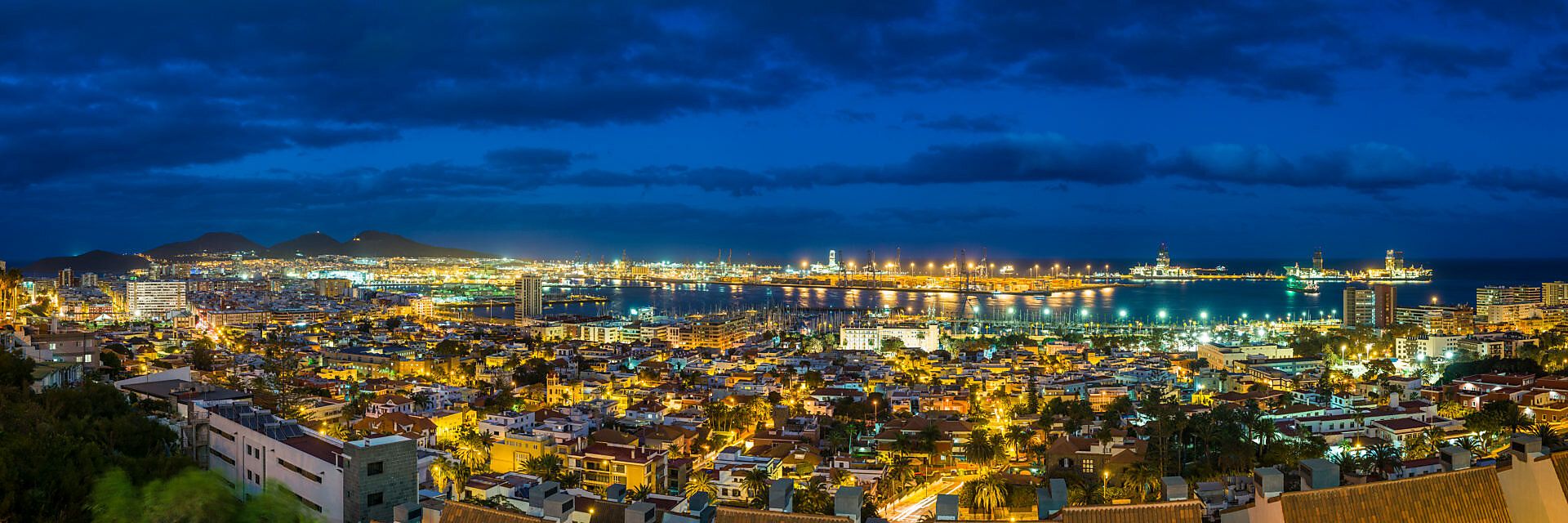 1920x640 Bildagentur. mauritius image. Spain, Canary Islands, Gran Canaria Island, Las Palmas de Gran Canaria, high angle view of city, dusk