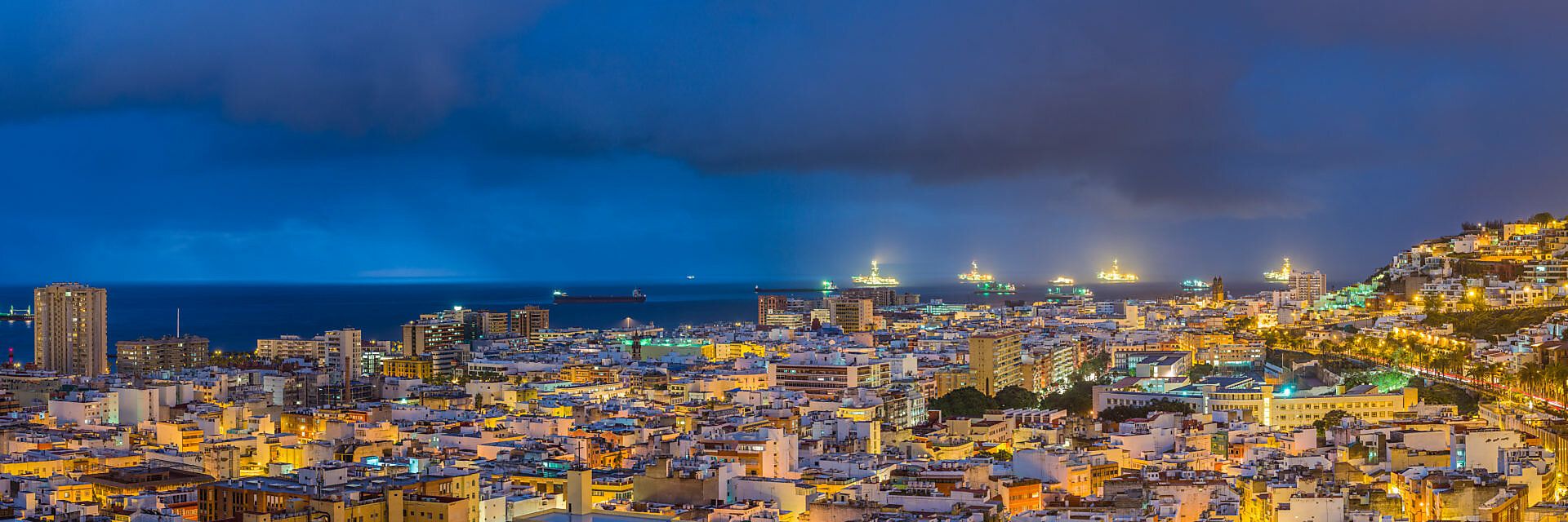 1920x640 Bildagentur. mauritius image. Spain, Canary Islands, Gran Canaria Island, Las Palmas de Gran Canaria, high angle view of city, dawn