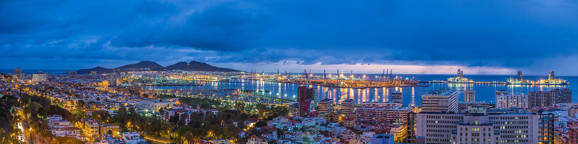 1920x480 Bildagentur. mauritius image. Spain, Canary Islands, Gran Canaria Island, Las Palmas de Gran Canaria, high angle view of city, dawn
