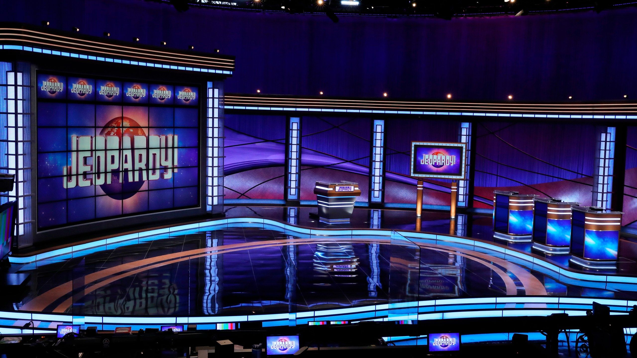 2560x1440 Jeopardy!' returns with new setup and new role for Jennings