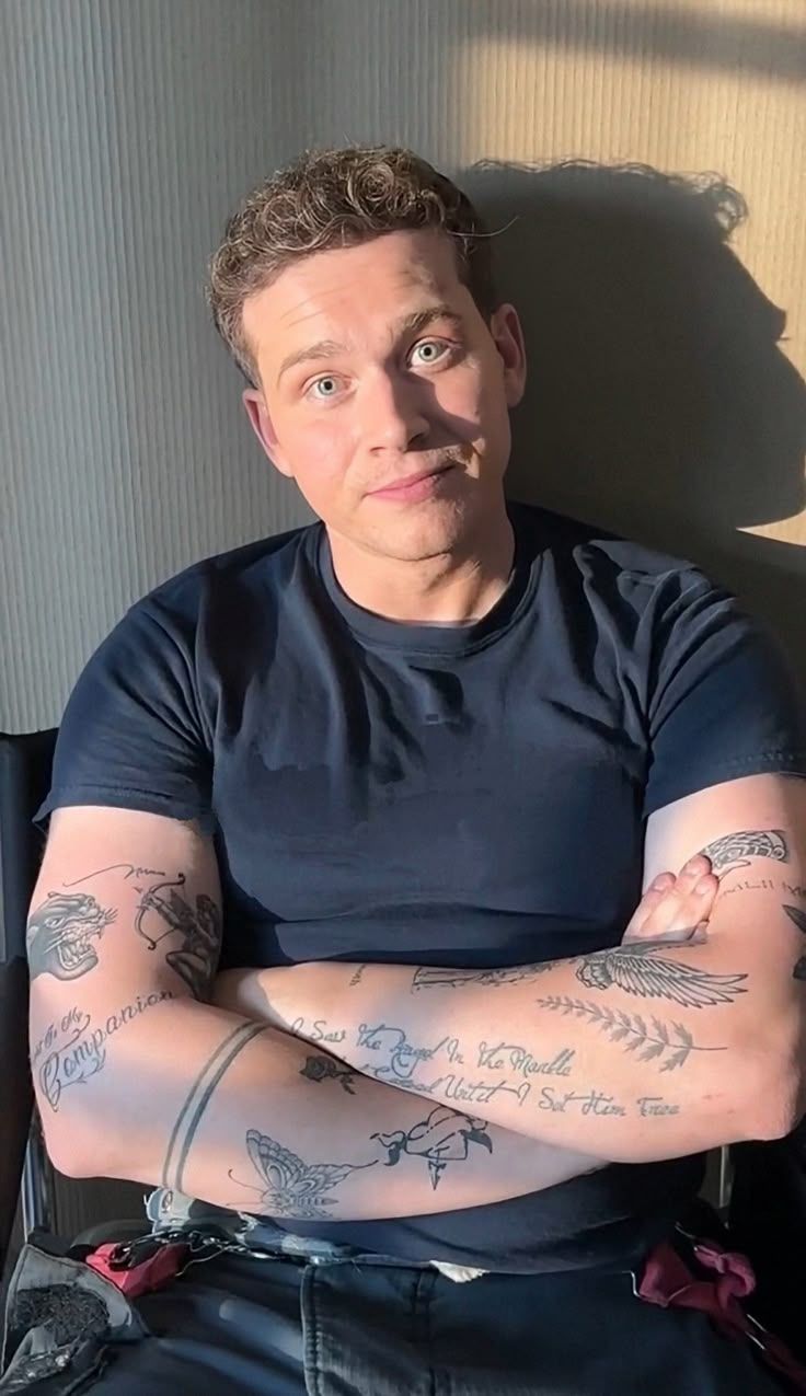 736x1275 Oliver Stark