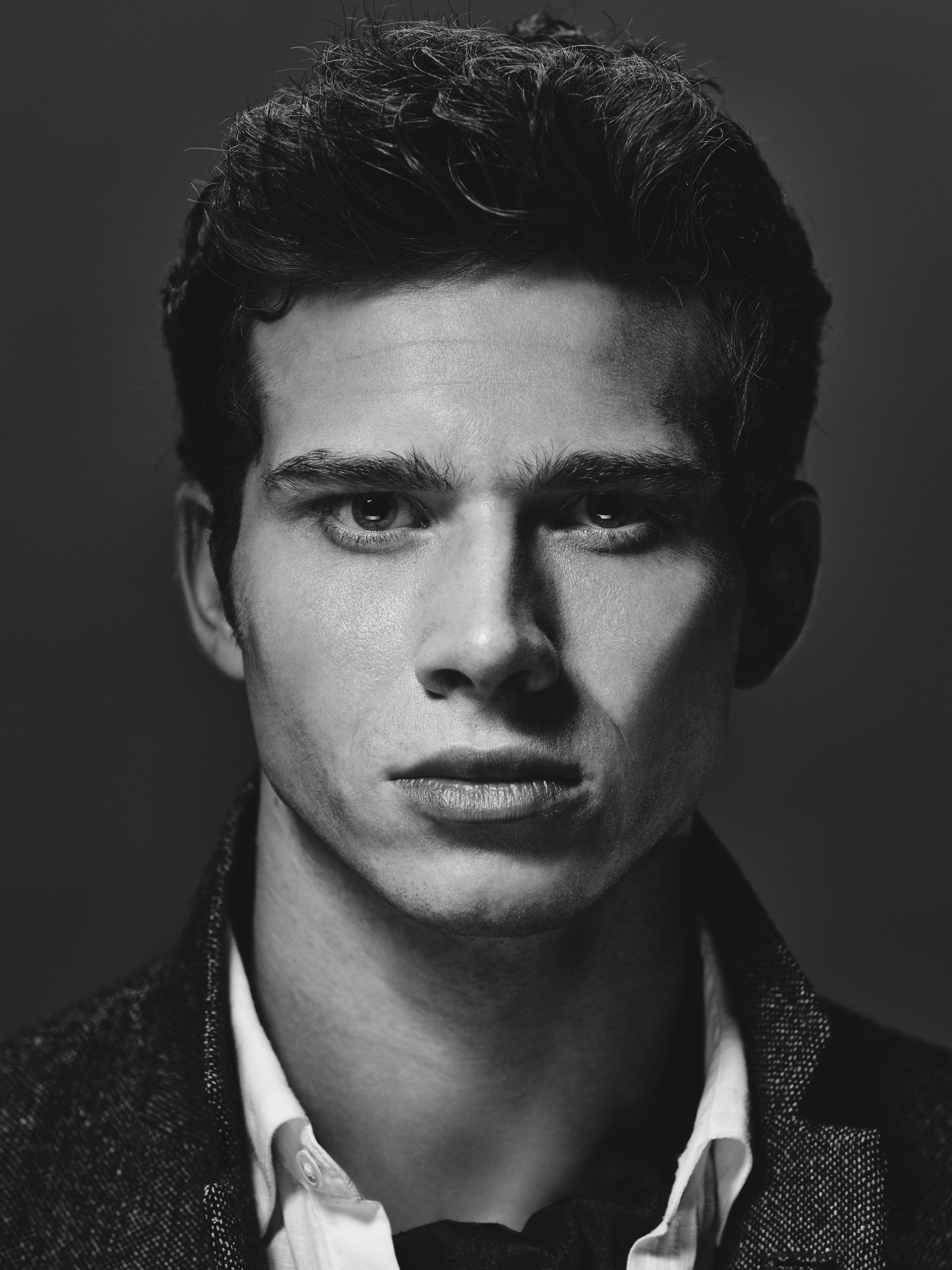 2699x3600 Oliver Stark Wallpaper