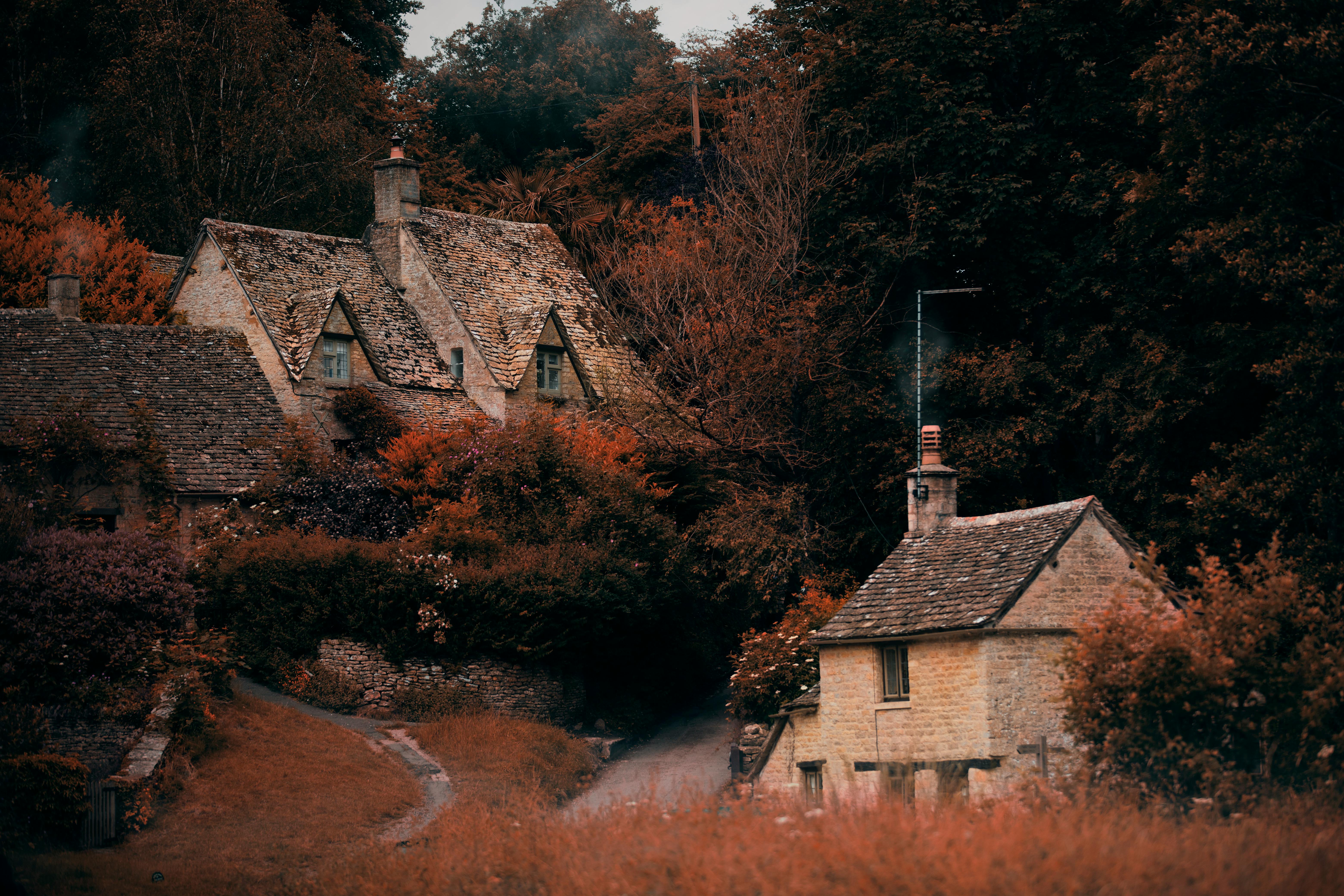6240x4160 Charming Autumn Scene in Bibury, England · Free