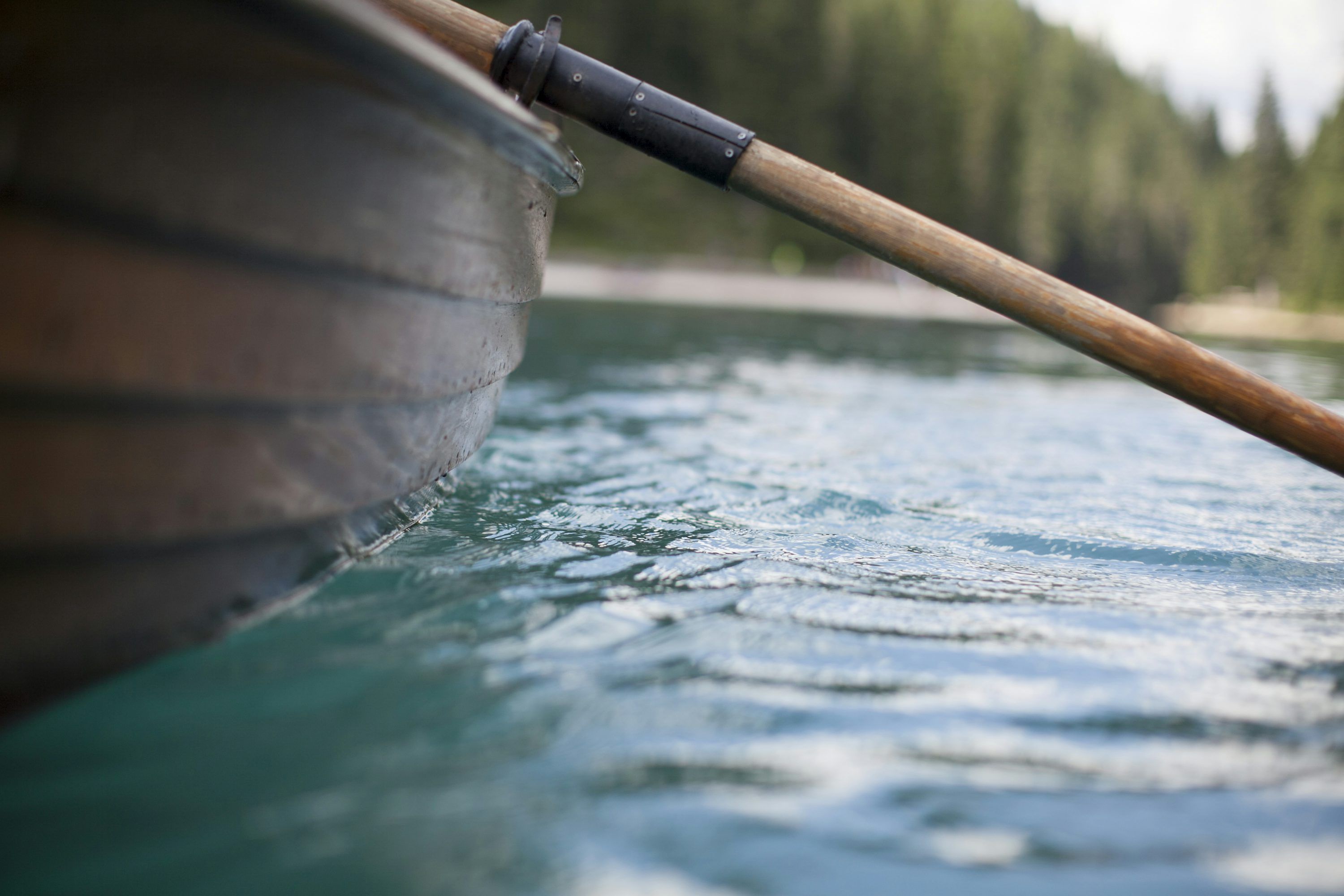 3000x2000 Brown row boat on the body of water in closeup photography photo