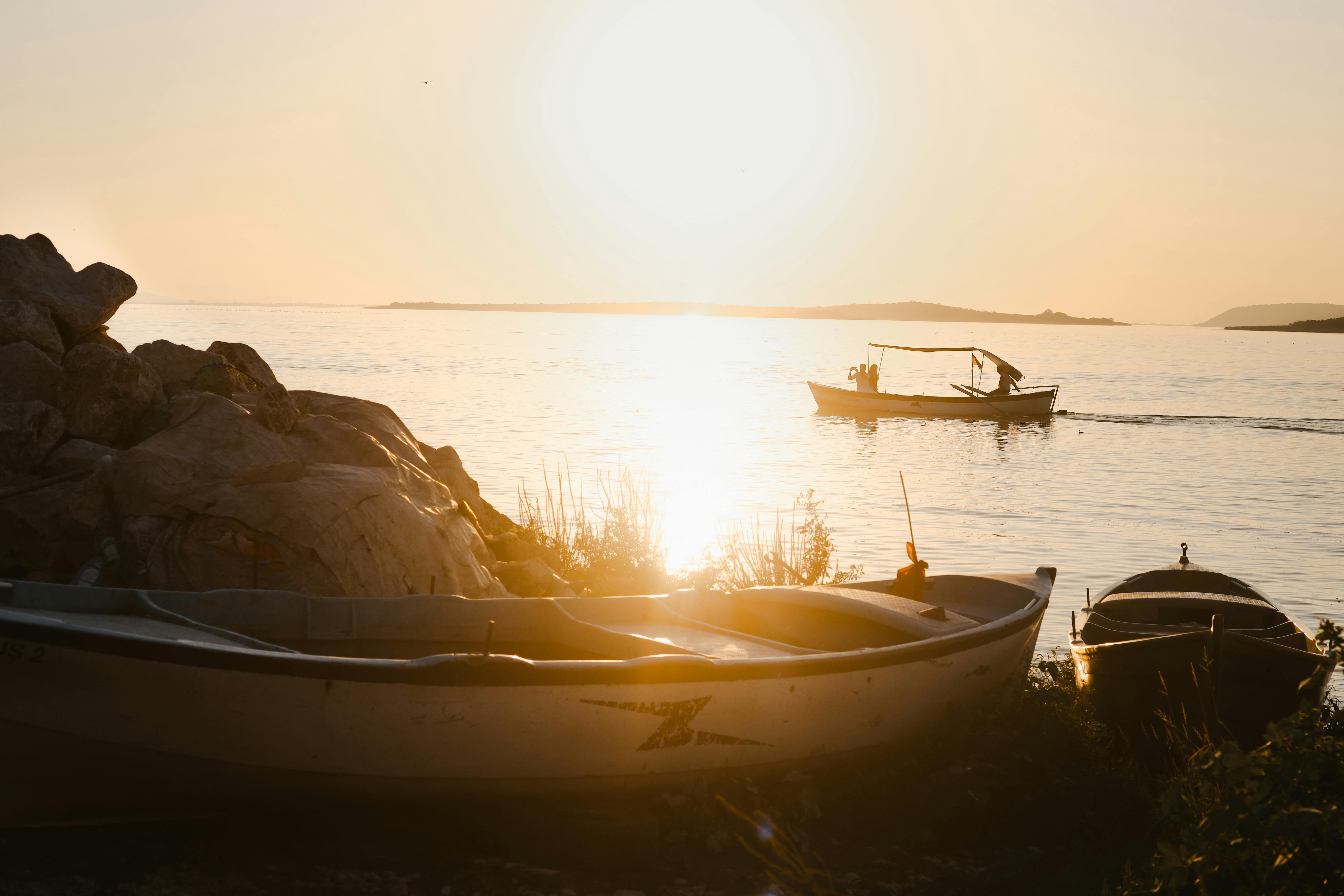 5906x3937 Rowboats left at the Coast at Sunset · Free