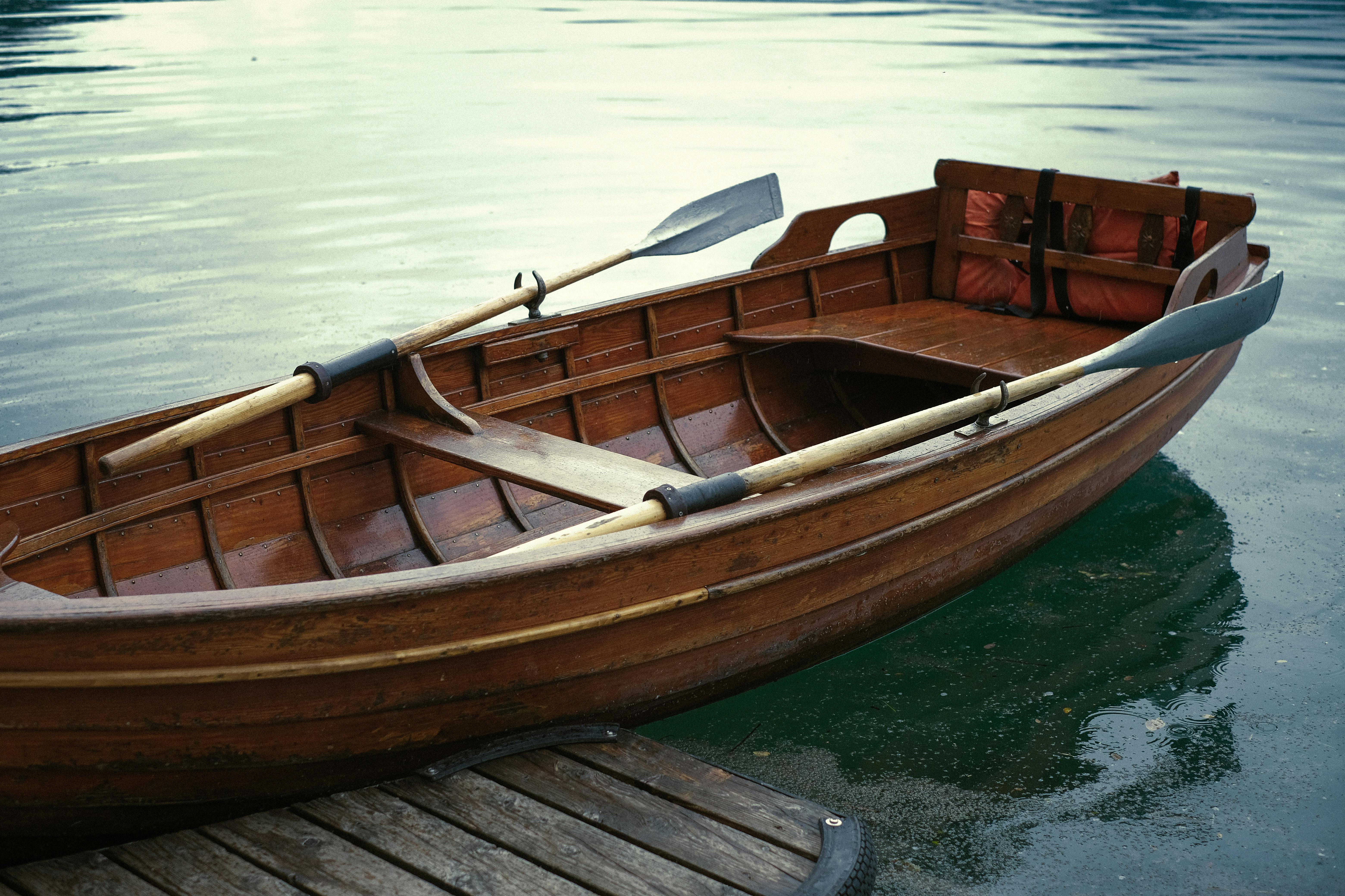 6240x4160 Wooden Rowboat Moored on Serene Lake · Free