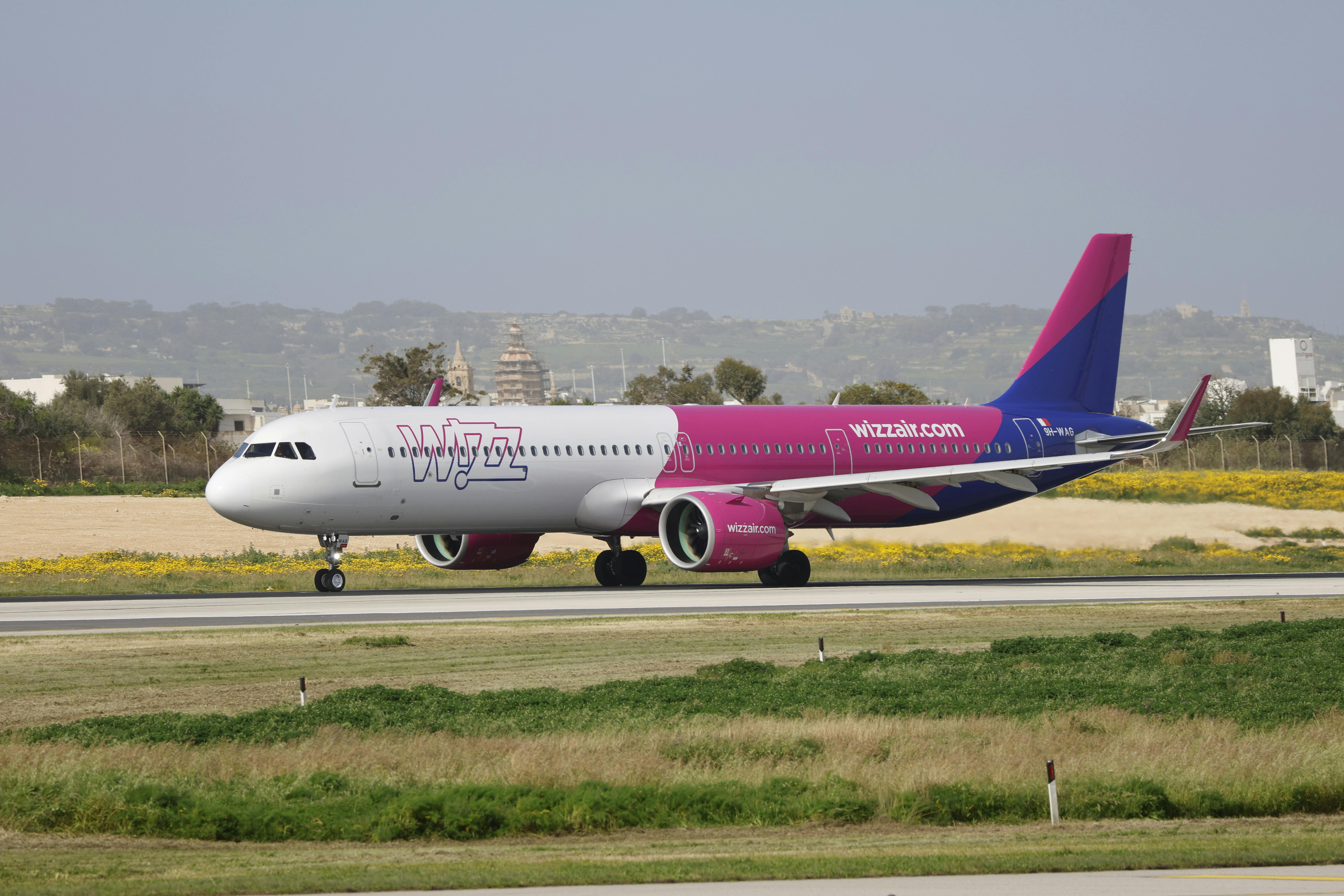 6960x4640 Wizz Air Airbus A321 on Runway Daytime View · Free