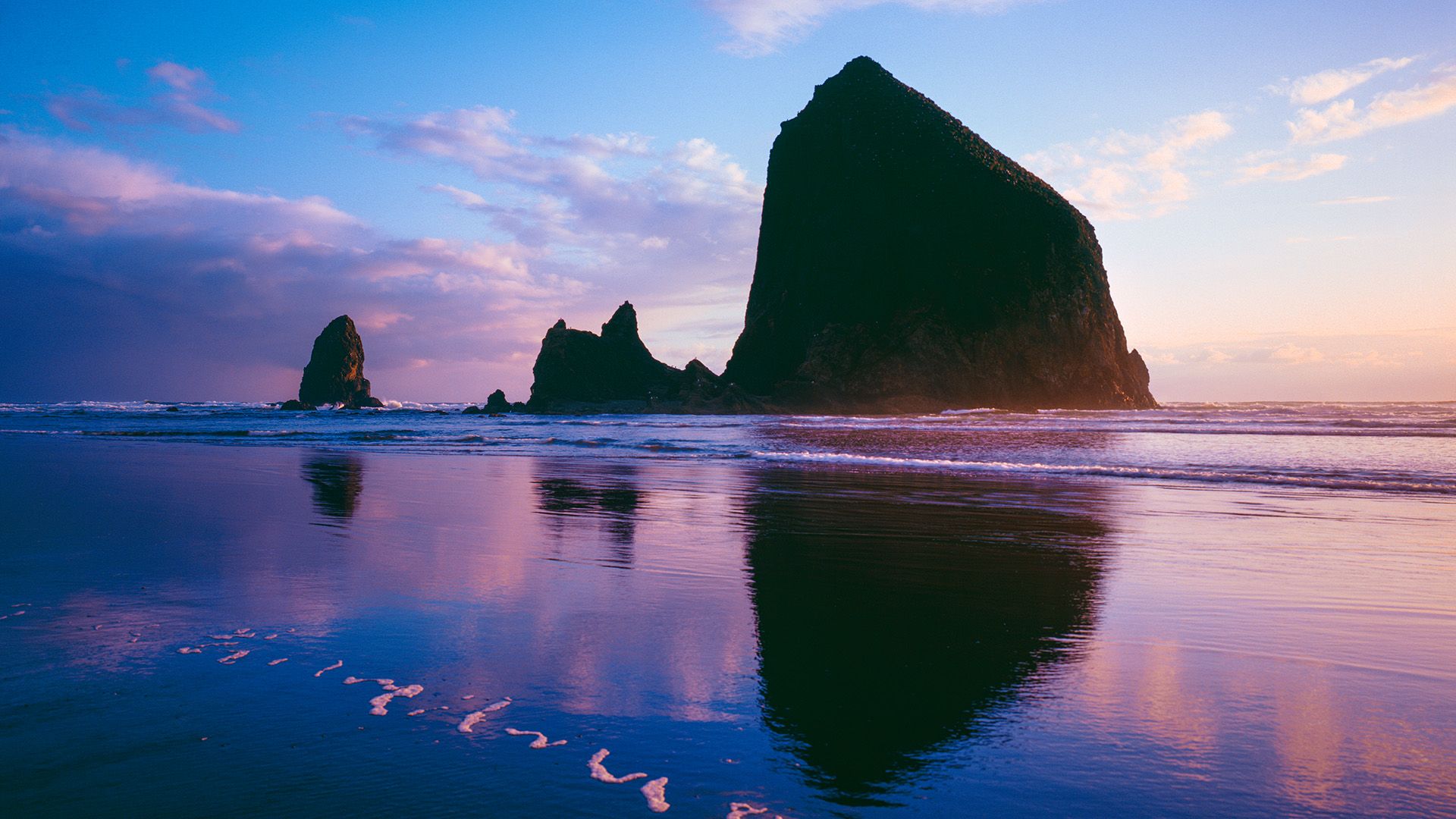 1920x1080 Haystack Rock at Cannon Beach, Oregon, USA. Windows Spotlight Image
