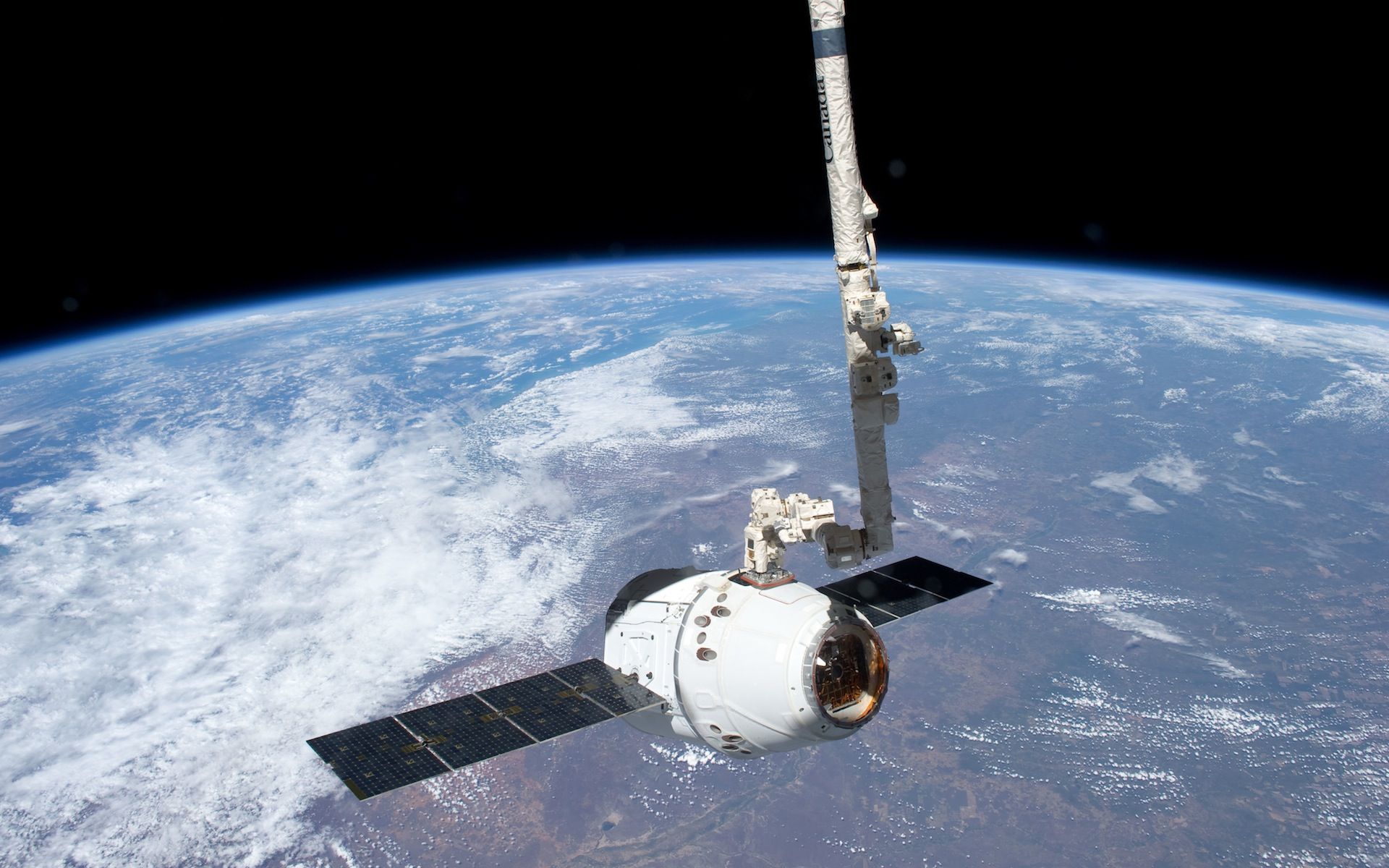 1920x1200 Robotic Arm Grapples SpaceX Dragon at International Space Station Space Wallpaper