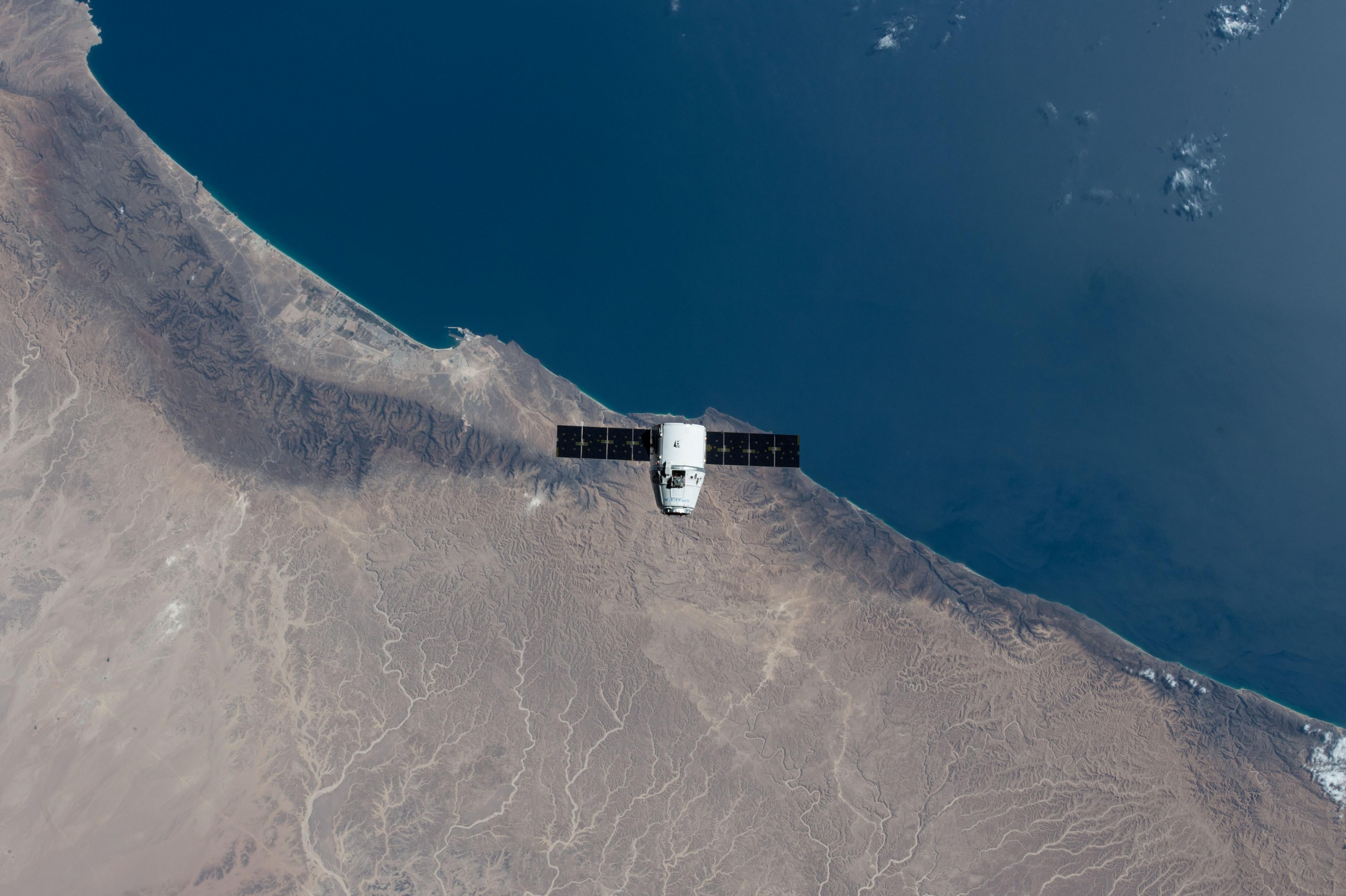 4194x2791 The SpaceX Dragon Spacecraft [4928 x 3280]