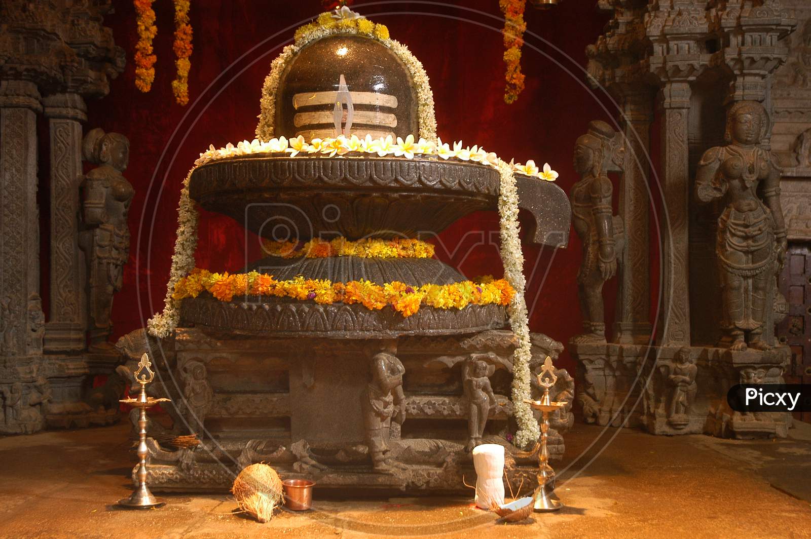 1600x1064 Image Of Lord Shiva Linga In An Temple XS764439 Picxy