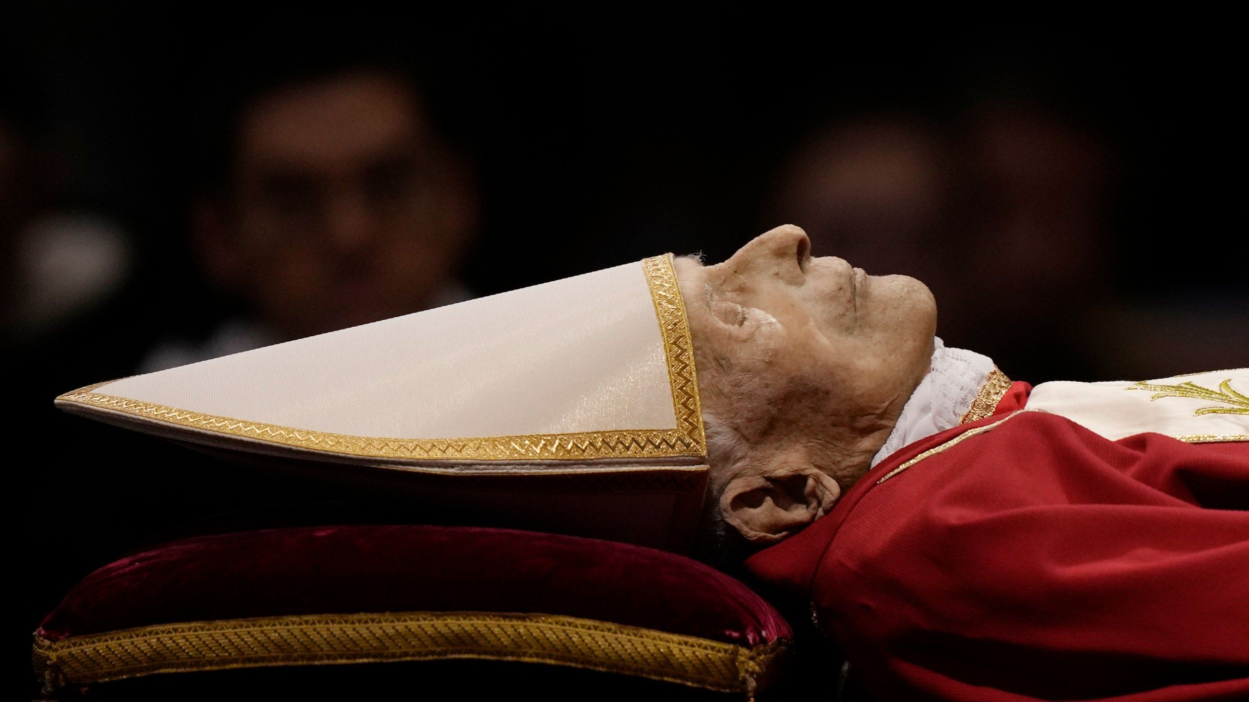 2560x1440 view Benedict XVI's body lying in state