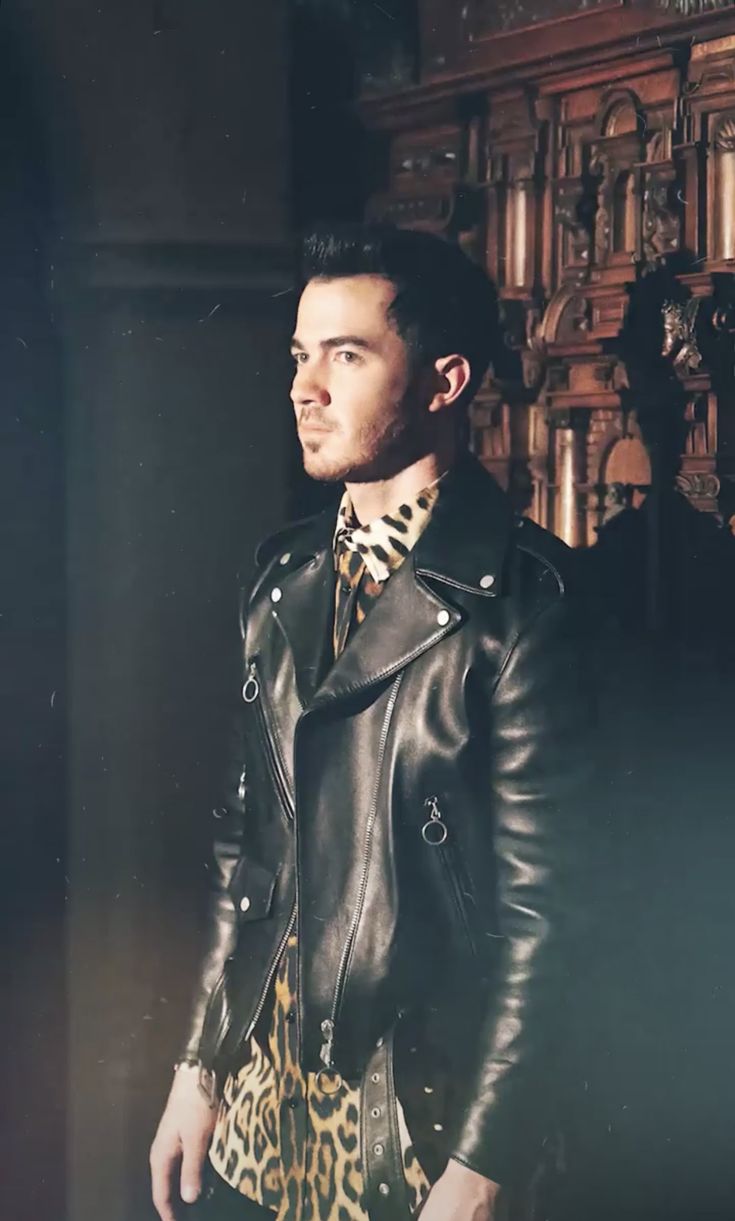 735x1221 Kevin Jonas on their new comeback “Sucker” MV