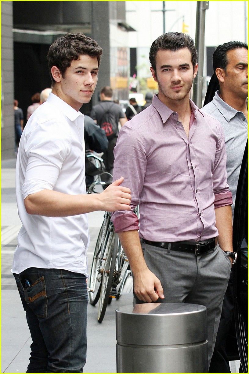 816x1222 Nick & Kevin Jonas: Smiling Siblings!: Photo 435299. Jonas Brothers, Kevin Jonas, Nick Jonas Picture. Just Jared Jr