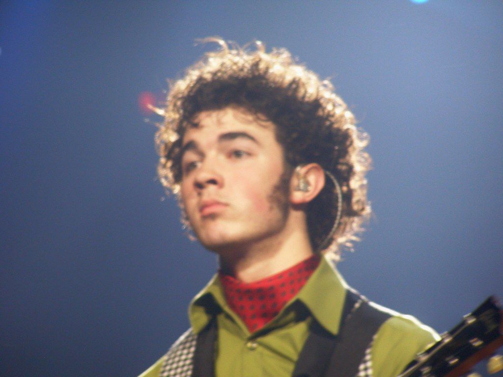 1024x768 Kevin Jonas!!. Kevin JOnas looking alert