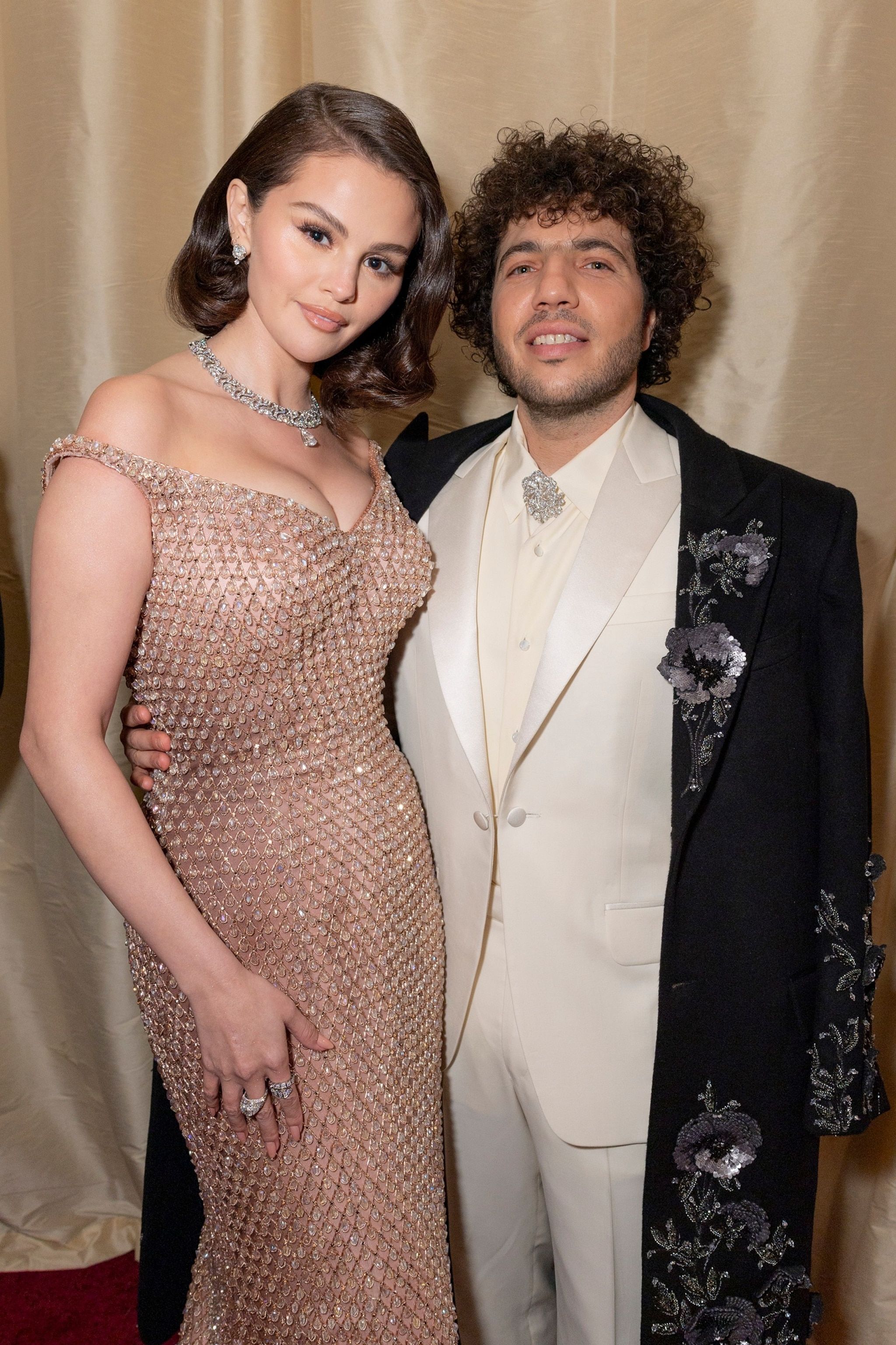2048x3072 Selena Gomez, Benny Blanco are married
