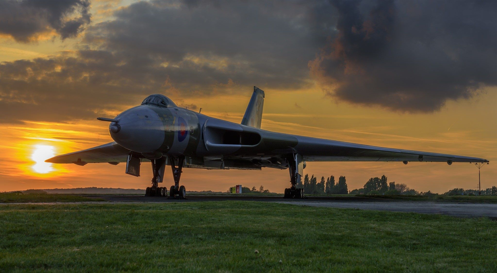 2048x1128 Wallpaper aviation, sunset, Avro Vulcan, combat aircraft, winged machine for mobile and desktop, section авиация, resolution 2048x1128