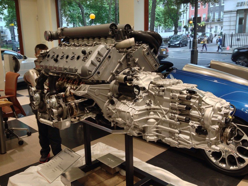 1024x768 Bugatti W16 engine