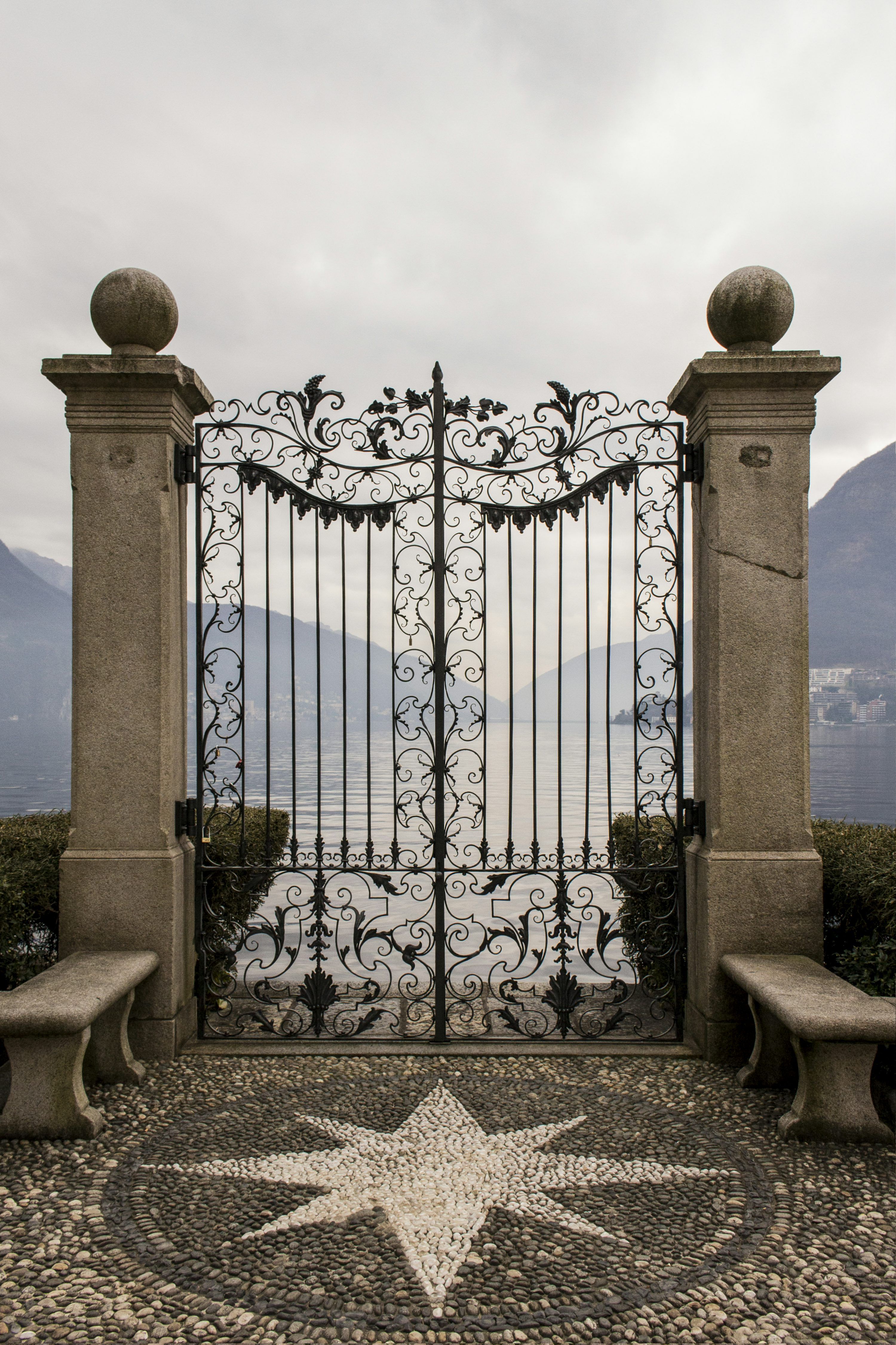 3000x4500 Iron Gate Picture. Download Free Image