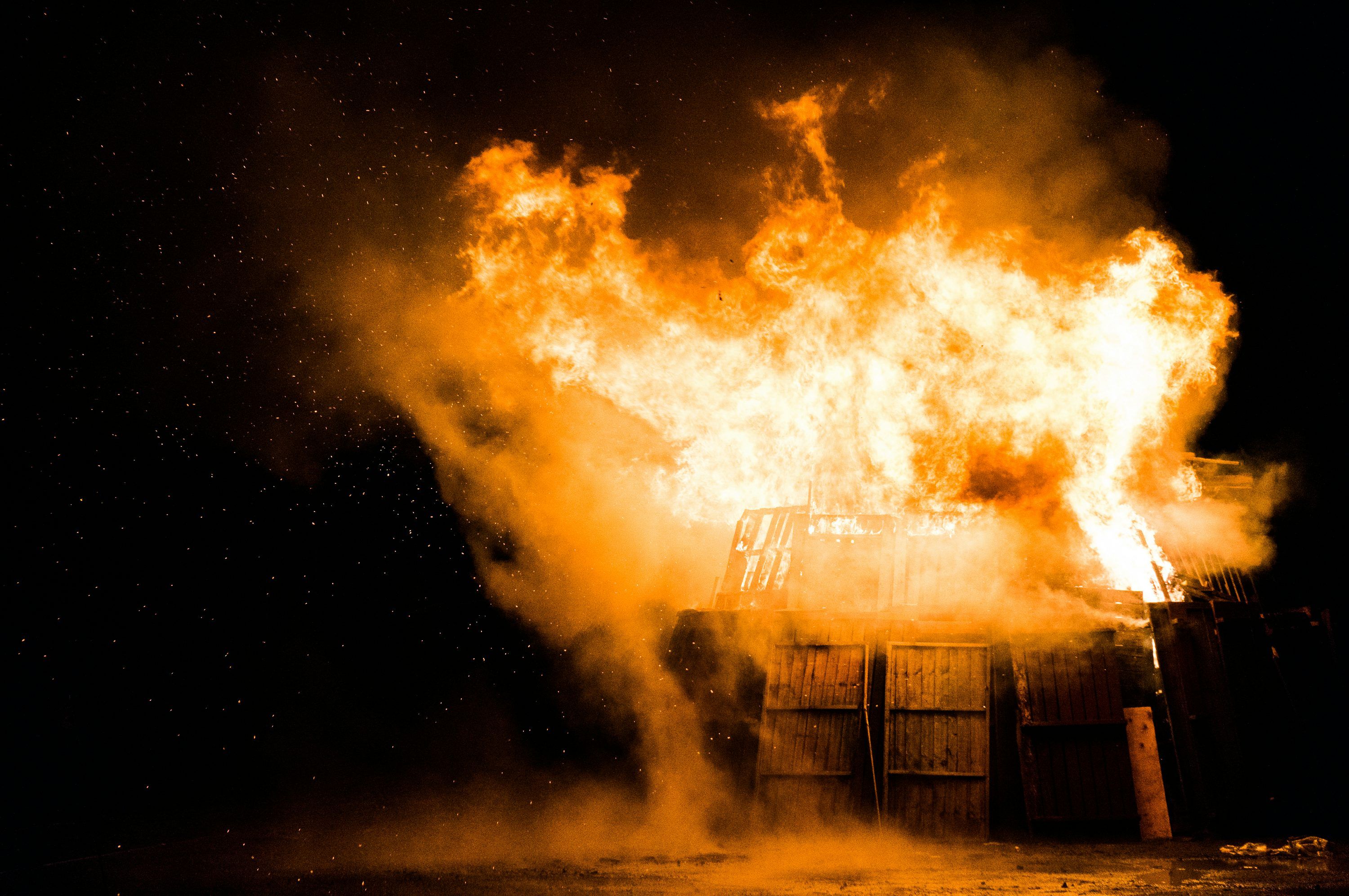 3000x1993 Burning House Picture. Download Free Image