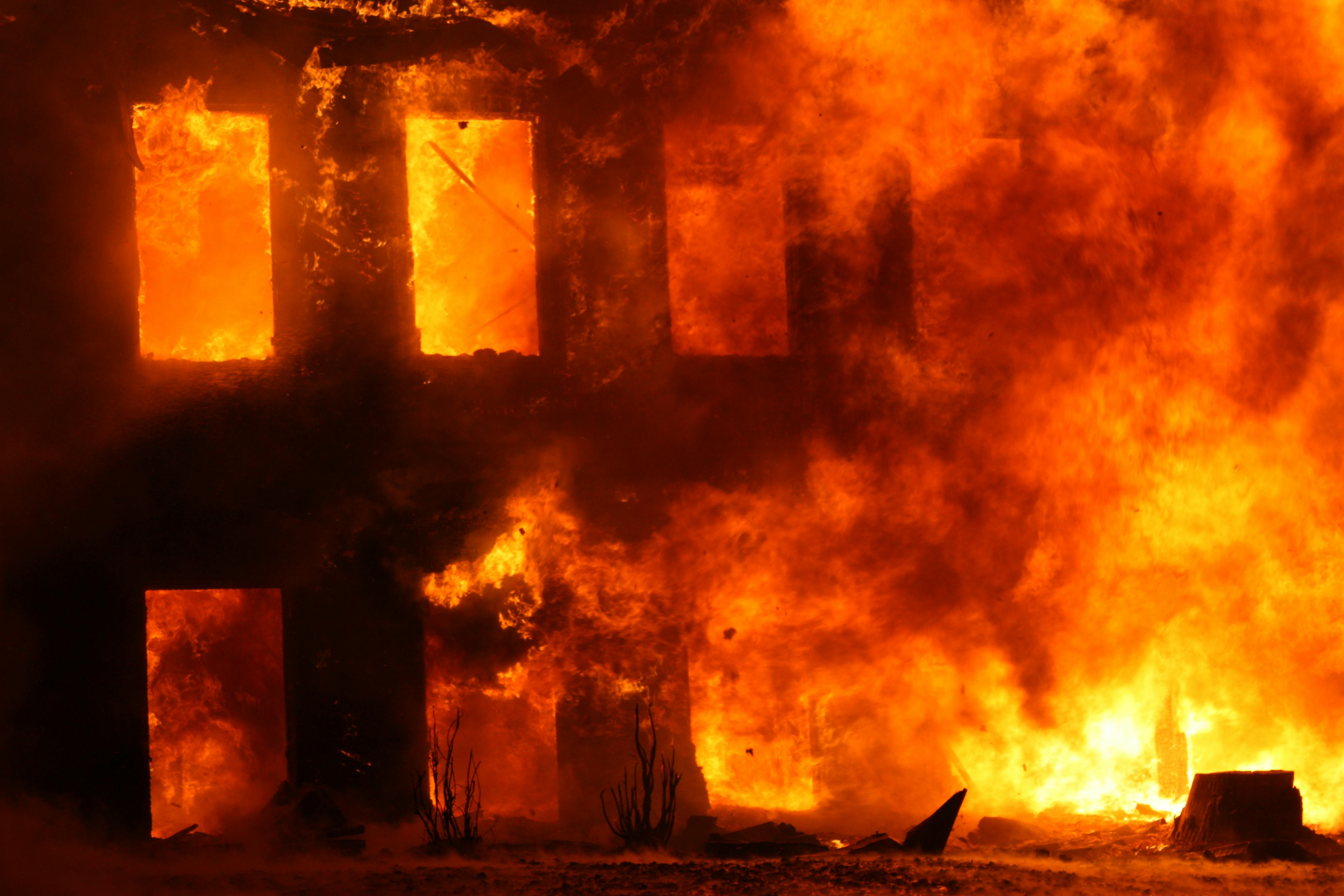 4272x2848 A Burning House Covered with Flames · Free
